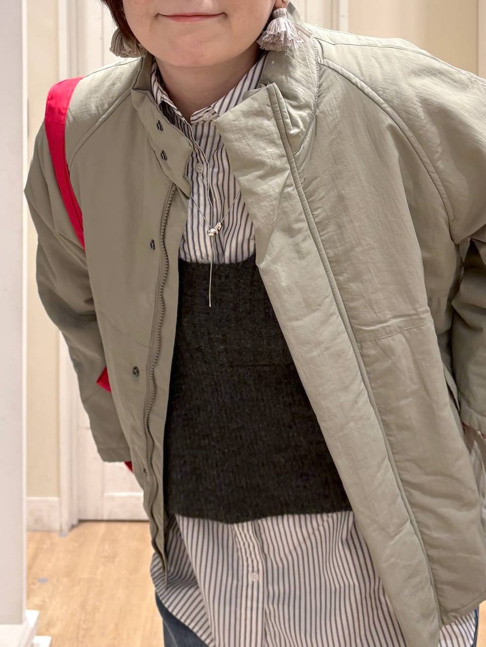 ブルー系のデニムパンツ、グリーン系のその他アウター、その他のシャツ/ブラウスを着用したレディースの秋コーディネートの5枚目の写真