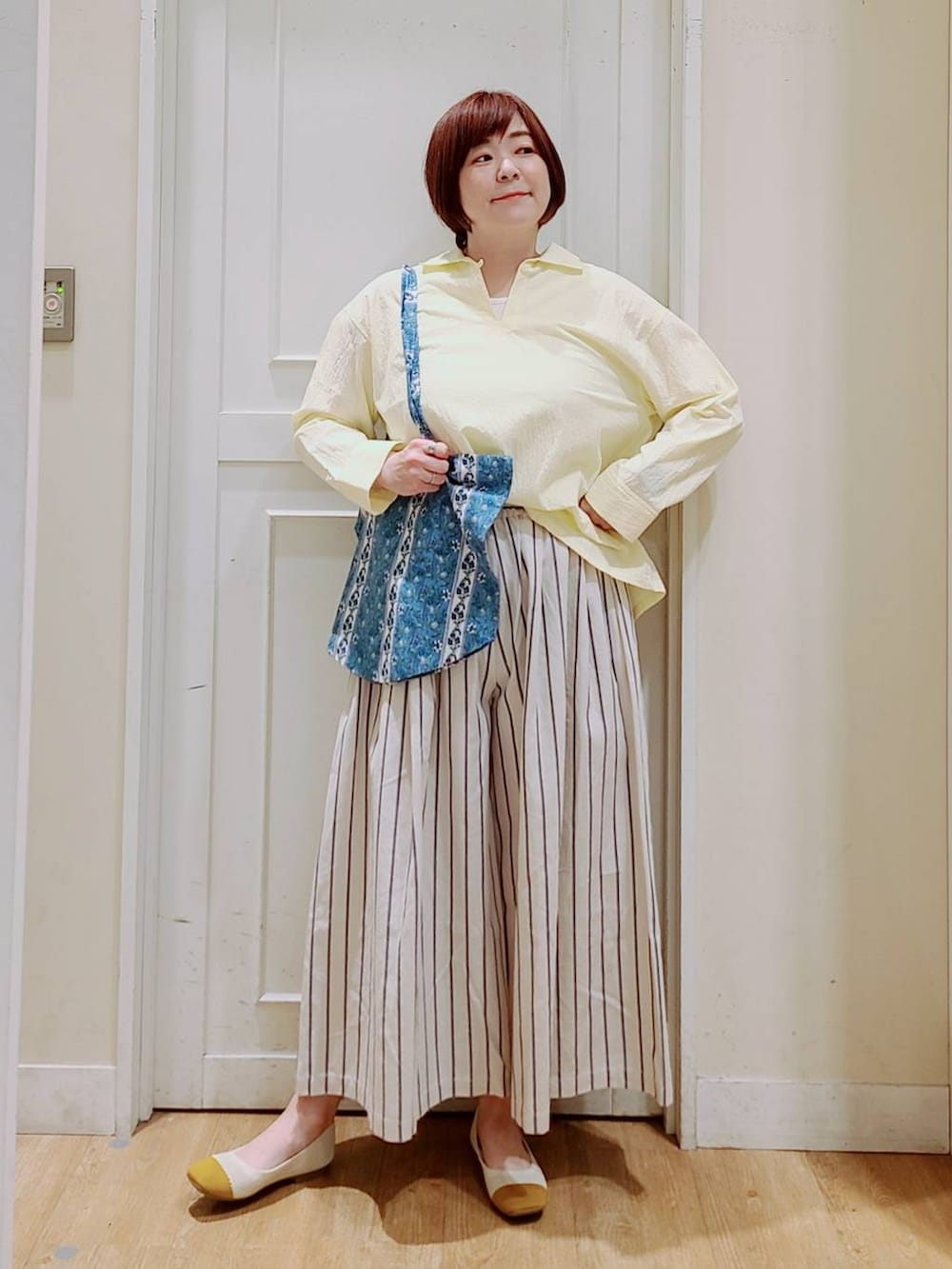 ホワイト系のタンクトップ、その他のその他パンツ、イエロー系のシャツ/ブラウスを着用したレディースの春コーディネートの5枚目の写真