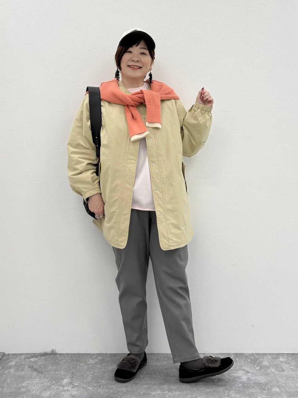 ブラック系のモカシン/デッキシューズ、ブラック系のショルダーバッグを着用したレディースの秋コーディネートの7枚目の写真