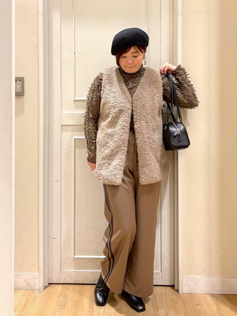 「着痩せ・細見え、体型カバー、差し色コーデ、ママコーデ、楽ちんコーデ、女子会、女子ウケ、カジュアル、studio CLIP」|「studio CLIPのVネックボアベスト(ベスト、ブラウン系)」を使った、さかもってぃさん(レディース・163cm)の秋コーディネートの5枚目の写真