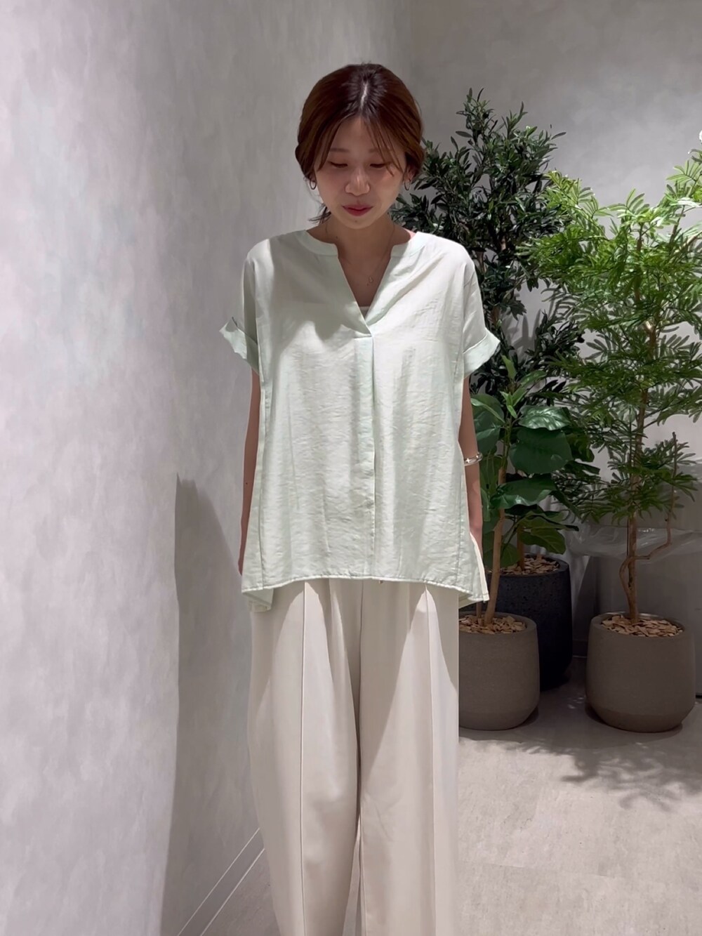 グリーン系のシャツ/ブラウスを着用したレディースの夏コーディネートの2枚目の写真