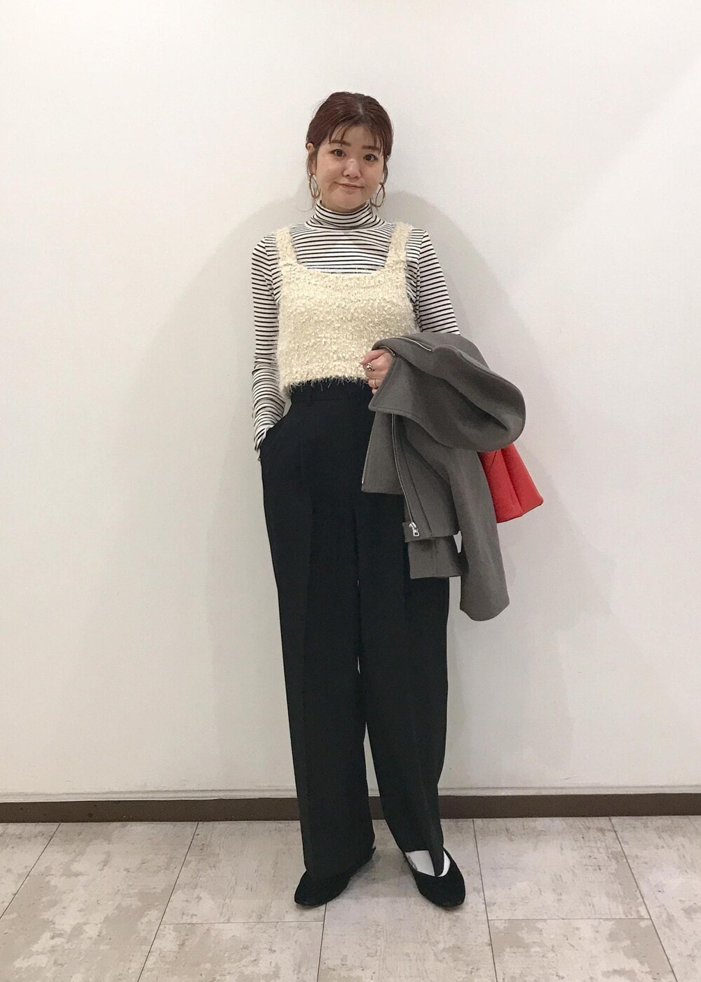 「きれいめカジュアル、ホワイト、ボーダー、ブラック、レッド、ブラウン、VIS_TIMESALE、赤、レイヤードスタイル、タートルネック、秋コーデ、初冬コーデ、冬コーデ、お仕事コーデ、デートコーデ」｜「VISのオーバルメタルフープピアス（ピアス（両耳用）、ゴールド系）」を使った、はっちゃんさん（レディース・159cm）の冬コーディネートの9枚目の写真