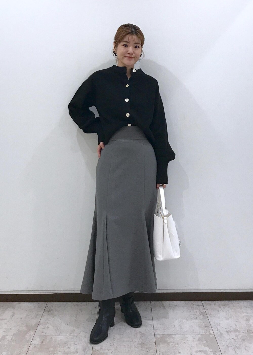 「ブラック、グレー、ホワイト、ショートブーツ、ヒール、ニット、マーメイドスカート、ハートバッグ、ワンハンドル、ピアス、リボン、ハート、ブルべ冬、ハンドバッグ、24バッグ_pickup」｜「VISの【ご好評につき追加生産】【2WAY】ハートカットバッグ（ショルダーバッグ、ホワイト系）」を使った、はっちゃんさん（レディース・159cm）の秋コーディネートの2枚目の写真