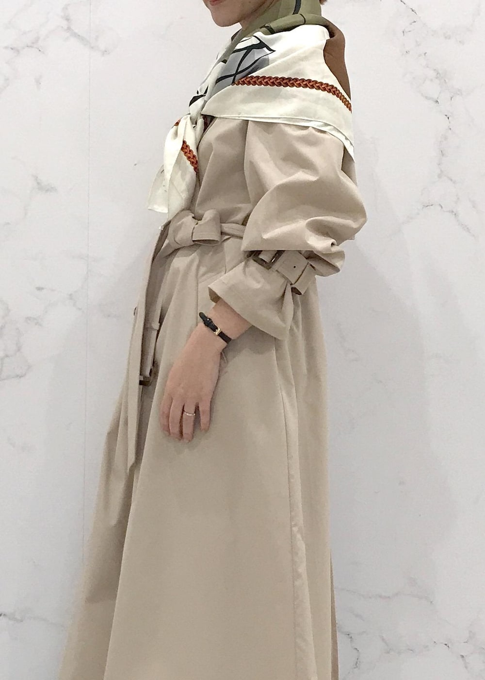 「きれいめカジュアル、スカーフ、スカーフアレンジ、スカーフスタイル、VISスカーフスタイリング、初春コーデ、春コーデ、お仕事コーデ、授業参観日コーデ、デートコーデ、お出かけコーデ、旅行コーデ、女子会コーデ、大人カジュアル、レイヤード」｜「VISのオーバルメタルフープピアス（ピアス（両耳用）、ゴールド系）」を使った、はっちゃんさん（レディース・159cm）の冬コーディネートの7枚目の写真