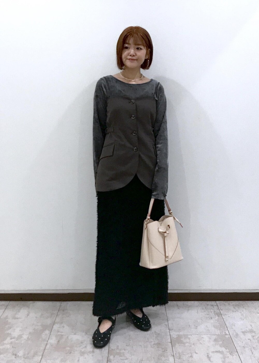 「ブラウン、フェザー、ストラップ、メリージェーン、スタッズ、ベージュ、レザーバッグ、ショルダー、ワンハンドル、グレー、プルオーバー、カットソー、クルーネック、ボタン、ブラック」｜「Juzeのスタッズメリージェーン（バレエシューズ、ブラック系）」を使った、はっちゃんさん（レディース・159cm）の秋コーディネートの2枚目の写真