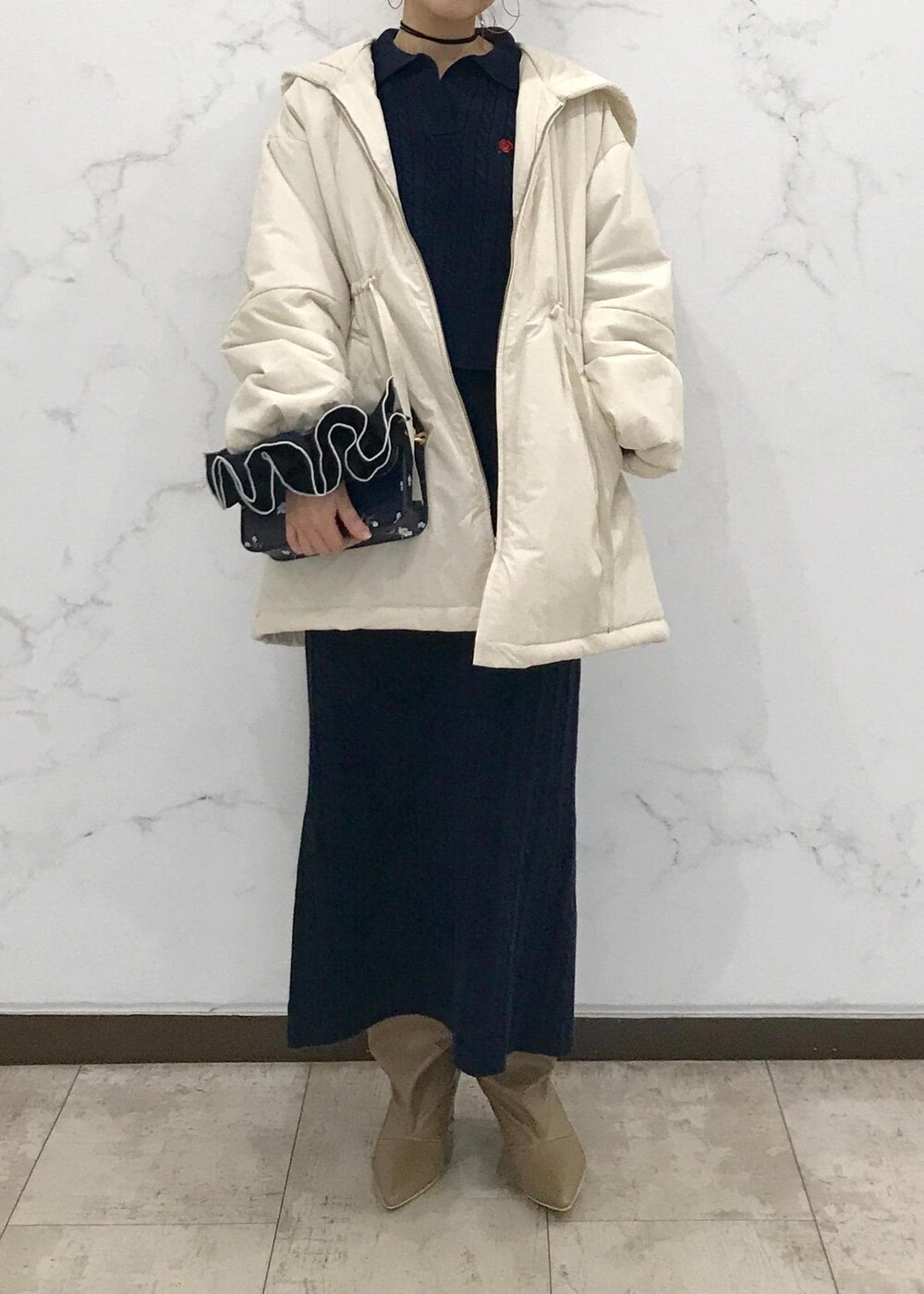 「きれいめカジュアル、ホワイト、ネイビー、初春コーデ、秋コーデ、初冬コーデ、冬コーデ、お仕事コーデ、デートコーデ、お出かけコーデ、旅行コーデ、女子会コーデ、大人カジュアル、スカートスタイル、体型カバー」｜「VISのメタルポイントラリエット（ネックレス、シルバー系）」を使った、はっちゃんさん（レディース・159cm）の冬コーディネートの5枚目の写真