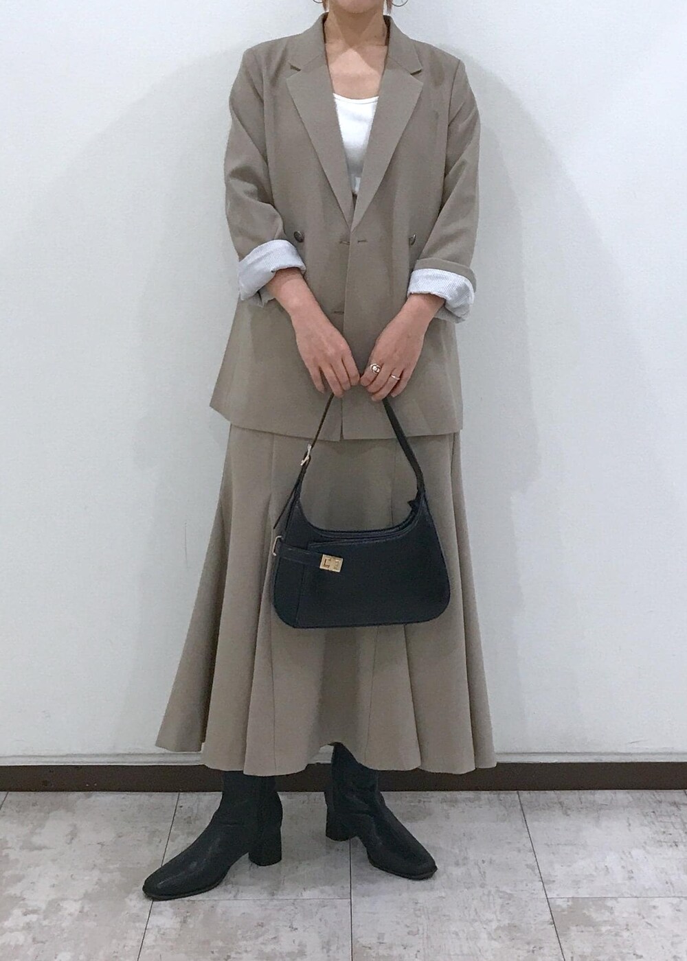 「ジャケット、羽織り、マーメイドスカート、ワンハンドル、ショートブーツ、ヒール、ベージュ、ホワイト、ブラック、初秋コーデ、秋コーデ、初冬コーデ、お仕事コーデ、デートコーデ、お出かけコーデ」｜「VISの【洗える】カップ付きバックオープンキャミソール（キャミソール、ホワイト系）」を使った、はっちゃんさん（レディース・159cm）の秋コーディネートの6枚目の写真