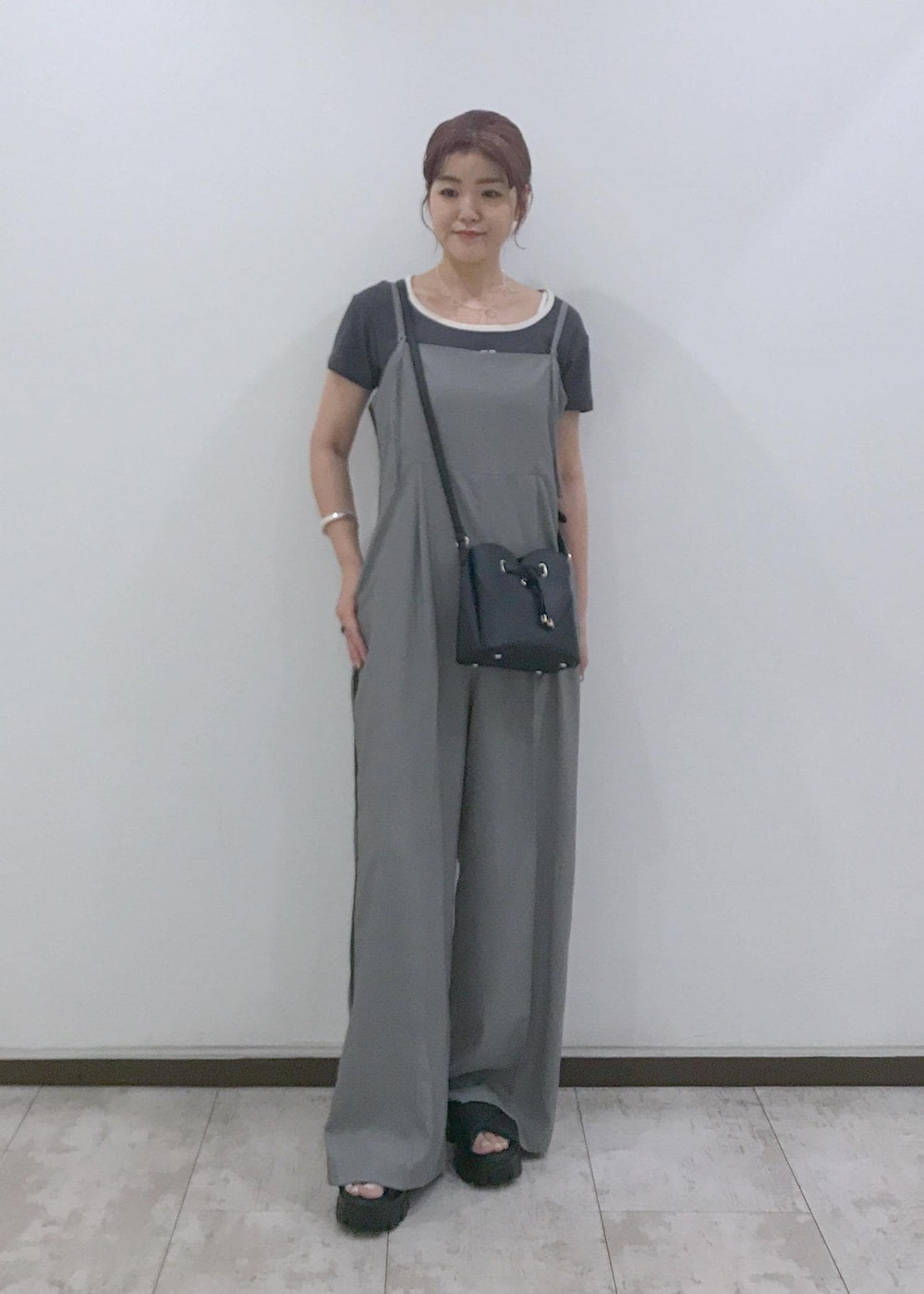 「ブラック、ミニ、ポシェット、グレー、ワイド、オールインワン、サロペット、パンツ、ハイウエスト、センタープレス、厚底、夏コーデ、初秋コーデ、デートコーデ、お出かけコーデ」｜「VISの【洗える】カップ付きバックオープンキャミソール（キャミソール、ホワイト系）」を使った、はっちゃんさん（レディース・159cm）の夏コーディネートの2枚目の写真
