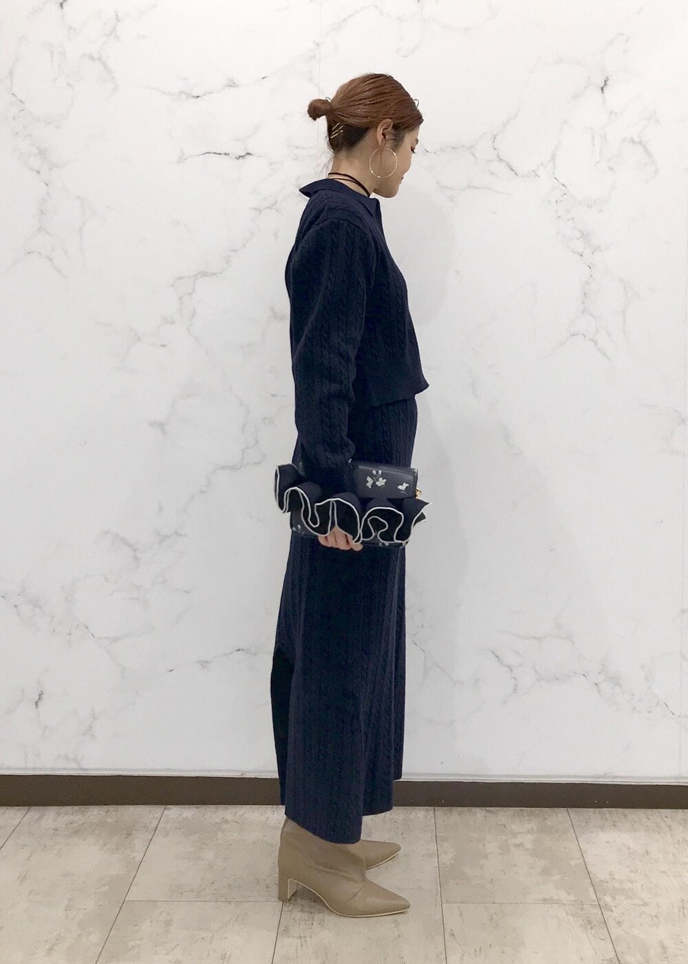 「きれいめカジュアル、ケーブルニット、花柄、ネイビー、ホワイト、ベージュ、初春コーデ、初冬コーデ、冬コーデ、お仕事コーデ、デートコーデ、お出かけコーデ、旅行コーデ、女子会コーデ、大人カジュアル」｜「VISのメタルポイントラリエット（ネックレス、シルバー系）」を使った、はっちゃんさん（レディース・159cm）の冬コーディネートの5枚目の写真