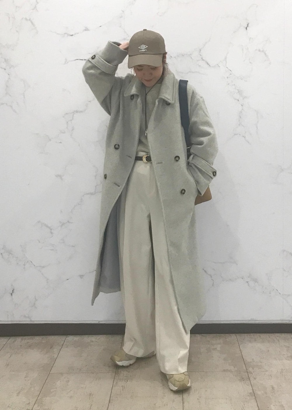 「きれいめカジュアル、ライトグレー、ベージュ、ワイドパンツ、初春コーデ、秋コーデ、初冬コーデ、冬コーデ、デートコーデ、お出かけコーデ、旅行コーデ、女子会コーデ、大人カジュアル、パンツスタイル、体型カバー」｜「VISの【新色追加/追加生産】リバーシブルハンドルワンショルダーバッグ【A4対応】（ショルダーバッグ、イエロー系）」を使った、はっちゃんさん（レディース・159cm）の冬コーディネートの6枚目の写真