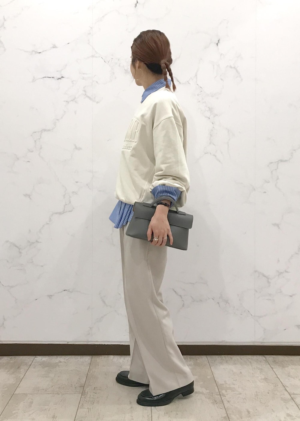 「スウェットコーデ、プレッピー、初春コーデ、春コーデ、デートコーデ、お出かけコーデ、旅行コーデ、女子会コーデ、大人カジュアル、パンツスタイル、体型カバー、カジュアルコーデ、VIS、ウェーブ、イエベ秋」｜「VISの【新色追加】ひねり金具ワンハンドルミニショルダーバッグ【2WAY（ショルダーバッグ、グレー系）」を使った、はっちゃんさん（レディース・159cm）の春コーディネートの2枚目の写真
