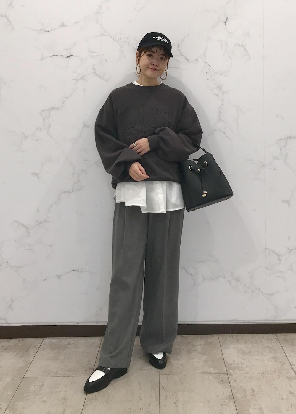 「きれいめカジュアル、モノトーン、ワントーン、初冬コーデ、冬コーデ、お出かけコーデ、旅行コーデ、女子会コーデ、大人カジュアル、レイヤード、パンツスタイル、体型カバー、ワントーンコーデ、モノトーンコーデ、カジュアルコーデ」｜「Juzeの【HARUTA】ポインテッドトゥローファー【抗菌防臭】（ローファー、ブラック系）」を使った、はっちゃんさん（レディース・159cm）の冬コーディネートの9枚目の写真