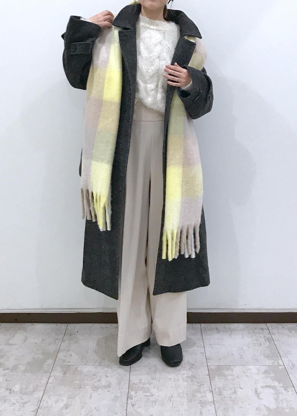 「初冬コーデ、冬コーデ、お仕事コーデ、就活コーデ、デートコーデ、お出かけコーデ、旅行コーデ、女子会コーデ、大人カジュアル、パンツスタイル、体型カバー、カジュアルコーデ、フェミニンコーデ、シンプルコーデ、きれいめコーデ」｜「VISのビーズリボンピアス（ピアス（両耳用）、ブラック系）」を使った、はっちゃんさん（レディース・159cm）の秋コーディネートの6枚目の写真