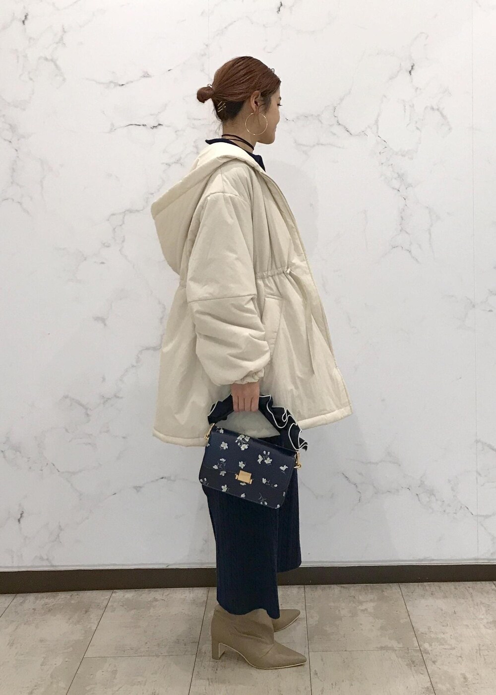 「きれいめカジュアル、ホワイト、ネイビー、初春コーデ、秋コーデ、初冬コーデ、冬コーデ、お仕事コーデ、デートコーデ、お出かけコーデ、旅行コーデ、女子会コーデ、大人カジュアル、スカートスタイル、体型カバー」｜「VISのメタルポイントラリエット（ネックレス、シルバー系）」を使った、はっちゃんさん（レディース・159cm）の冬コーディネートの4枚目の写真