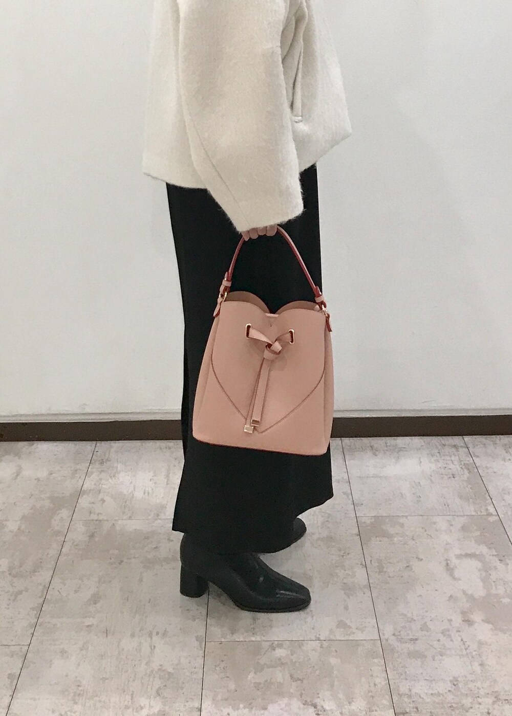 「羽織り、コート、ショートコート、シャギー、キャミワンピ、ペプラム、シャツ、ストライプ、ブラック、ホワイト、ピンク、ショートブーツ、ヒール、ハートバッグ、ブルべ冬」｜「VISの【ご好評につき追加生産】【2WAY】ハートカットバッグ（ショルダーバッグ、ピンク系）」を使った、はっちゃんさん（レディース・159cm）の秋コーディネートの8枚目の写真