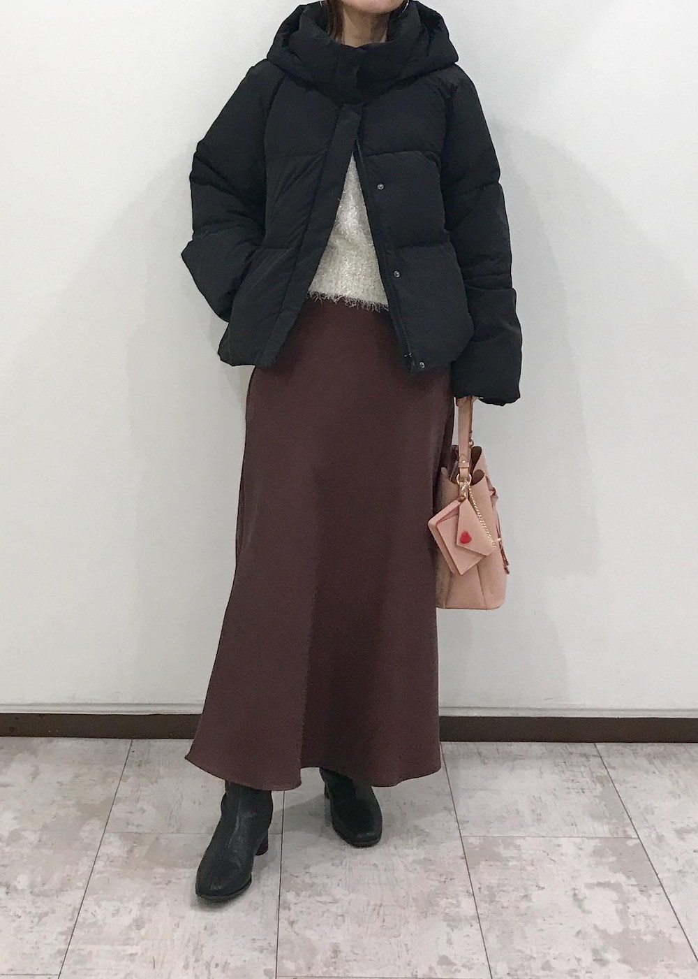 「ダウン、グリーンダウン、ショートダウン、ラメニット、ニットプルオーバー、スカート、シャイニースカート、ロングスカート、ショートブーツ、ブーツ、ハートバッグ、ハートカットバッグ、チャーム、カードケース、バッグチャーム」｜「Juzeのストレッチヒールショートブーツ（ブーツ、ブラック系）」を使った、はっちゃんさん（レディース・159cm）の秋コーディネートの4枚目の写真