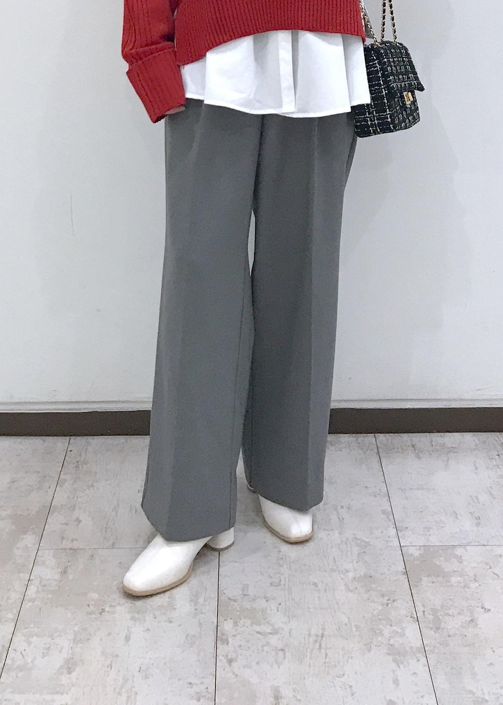 ホワイト系のブーツ、ホワイト系のシャツ/ブラウス、レッド系のニット/セーターを着用したレディースの秋コーディネートの9枚目の写真