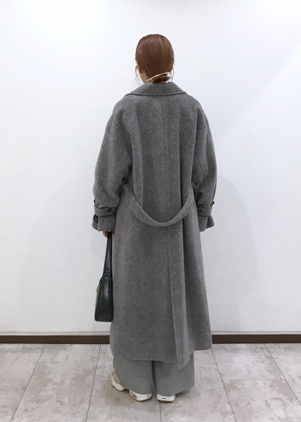 「ロングコート、コート、アウター、ウールコート、ニット、ワイドパンツ、スラックス、ワンハンドルバッグ、ワンハンドル、チョーカー、グレー、ホワイト、ブラック、初秋コーデ、秋コーデ」｜「VISのメタルポイントラリエット（ネックレス、シルバー系）」を使った、はっちゃんさん（レディース・159cm）の秋コーディネートの3枚目の写真