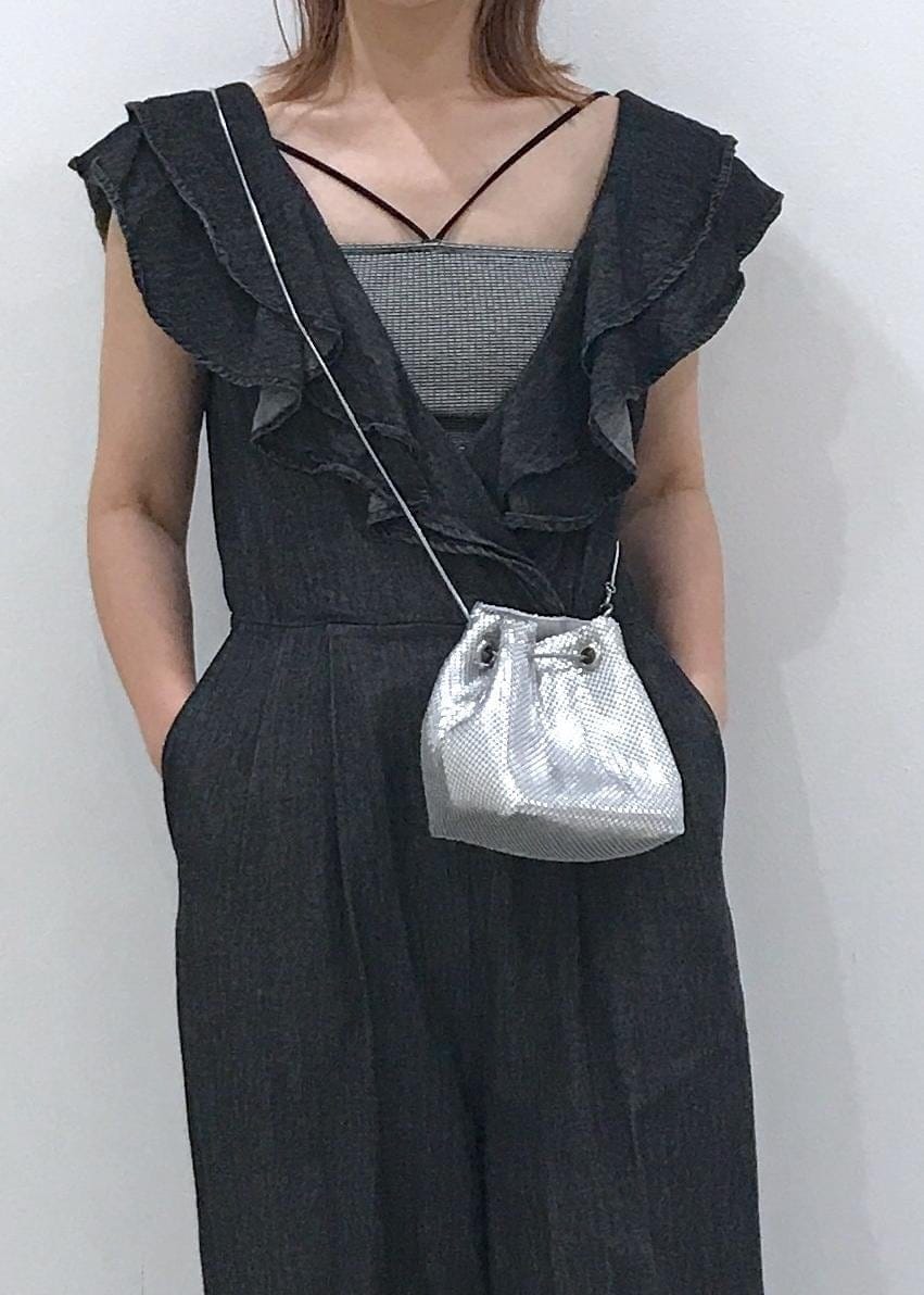 「アンサンブル、ファーサンダル、ミニバッグ、ブラック、デニム、ワイド、オールインワン、サンダル、初秋コーデ、デートコーデ、お出かけコーデ、旅行コーデ、大人カジュアル、パンツスタイル、体型カバー」｜「VISのメタルメッシュ巾着ショルダーバッグ（ショルダーバッグ、ゴールド系）」を使った、はっちゃんさん（レディース・159cm）の夏コーディネートの9枚目の写真