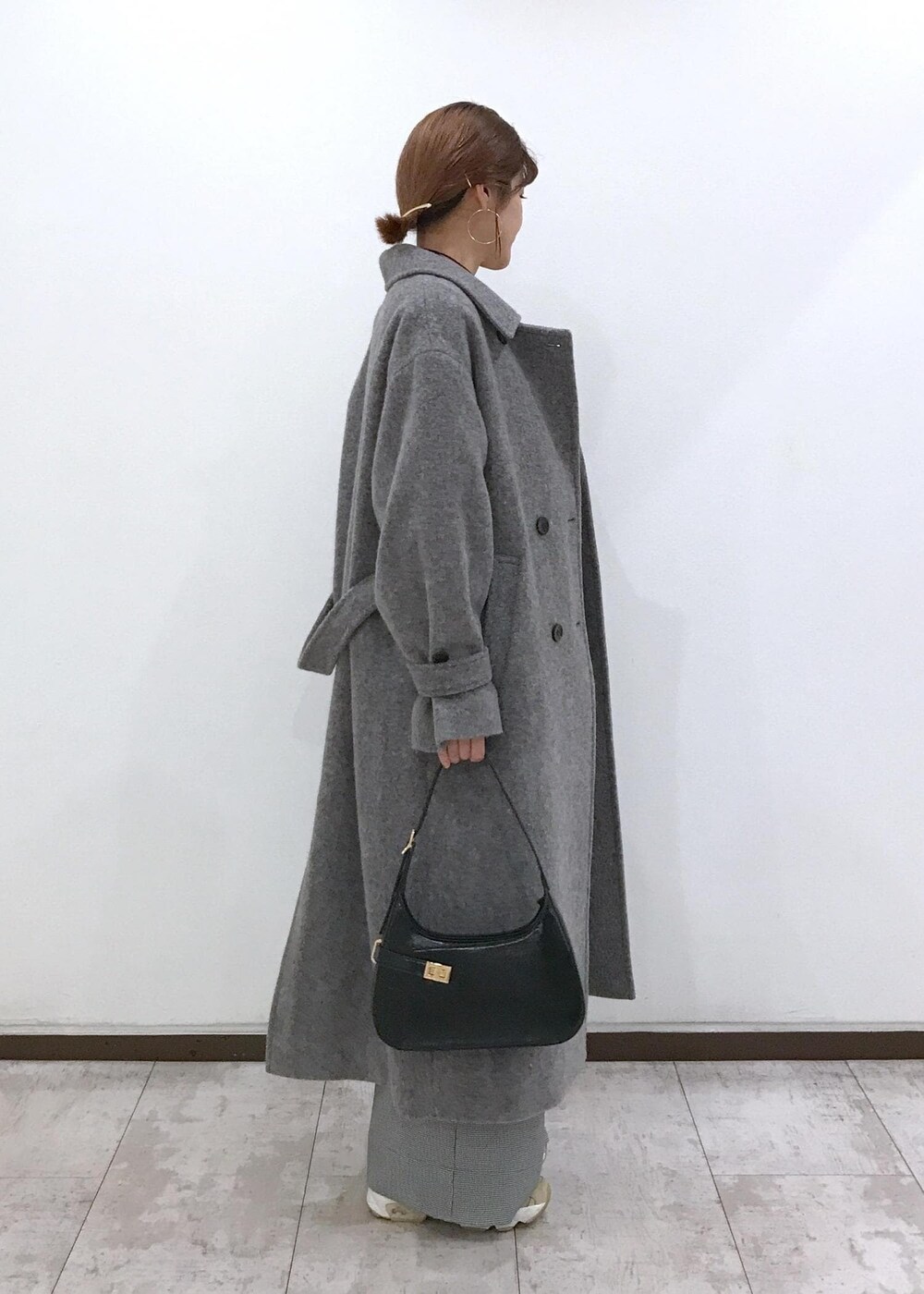 「ロングコート、コート、アウター、ウールコート、ニット、ワイドパンツ、スラックス、ワンハンドルバッグ、ワンハンドル、チョーカー、グレー、ホワイト、ブラック、初秋コーデ、秋コーデ」｜「VISのメタルポイントラリエット（ネックレス、シルバー系）」を使った、はっちゃんさん（レディース・159cm）の秋コーディネートの4枚目の写真