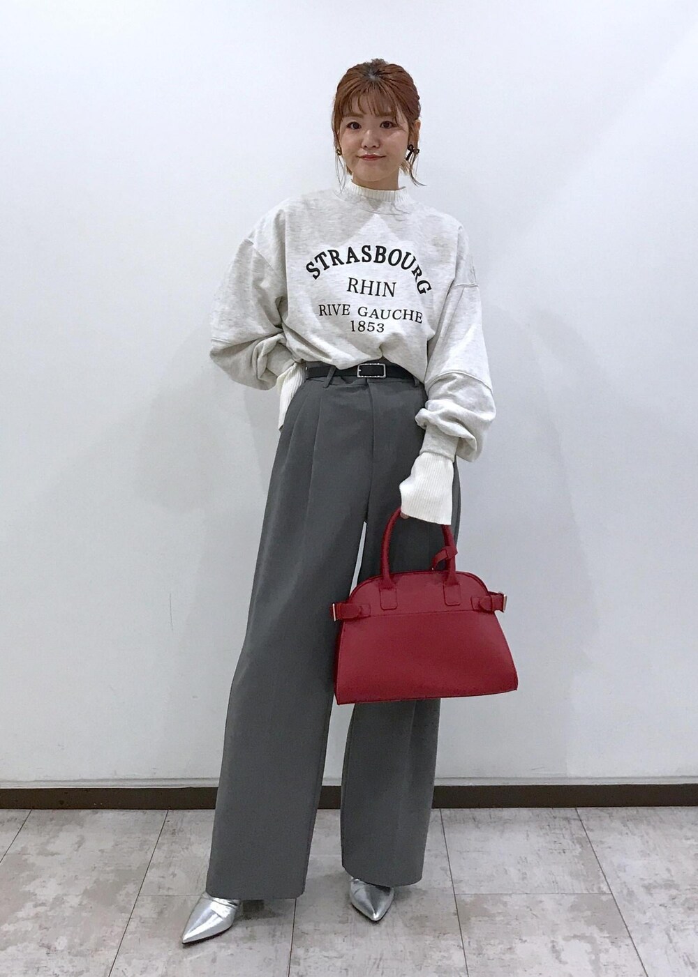 「シルバー、ロングブーツ、ホワイト、プルオーバー、長袖、レッド、クルーネック、プリント、ハイネック、グレー、ワイド、十分丈、ハイウエスト、タック、ストレート」｜「VISのビーズリボンピアス（ピアス（両耳用）、ブラック系）」を使った、はっちゃんさん（レディース・159cm）の秋コーディネートの9枚目の写真