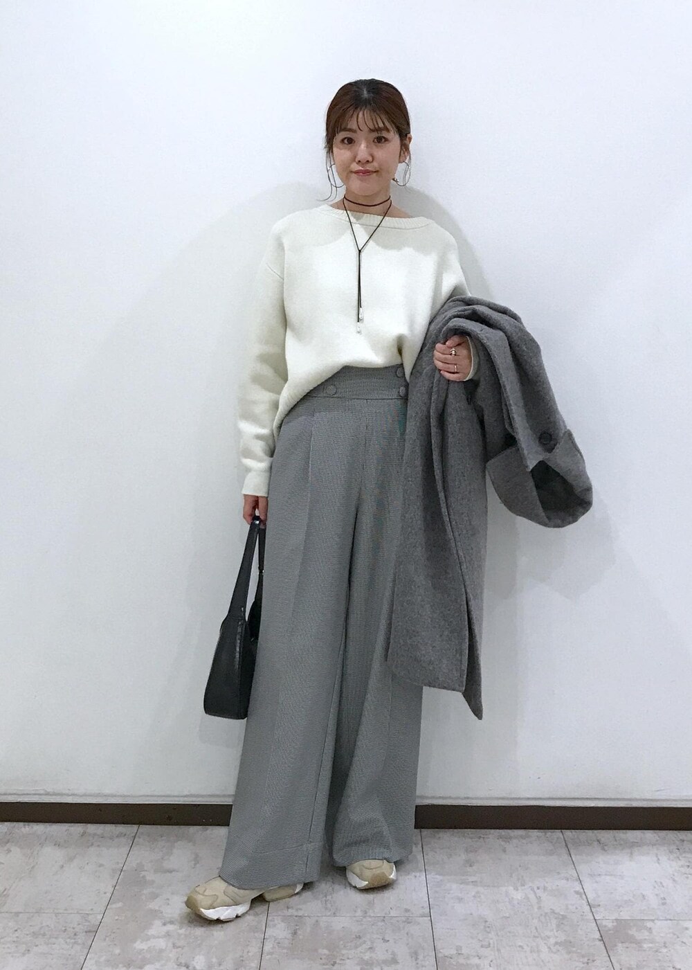 「ロングコート、コート、アウター、ウールコート、ニット、ワイドパンツ、スラックス、ワンハンドルバッグ、ワンハンドル、チョーカー、グレー、ホワイト、ブラック、初秋コーデ、秋コーデ」｜「VISのメタルポイントラリエット（ネックレス、シルバー系）」を使った、はっちゃんさん（レディース・159cm）の秋コーディネートの6枚目の写真