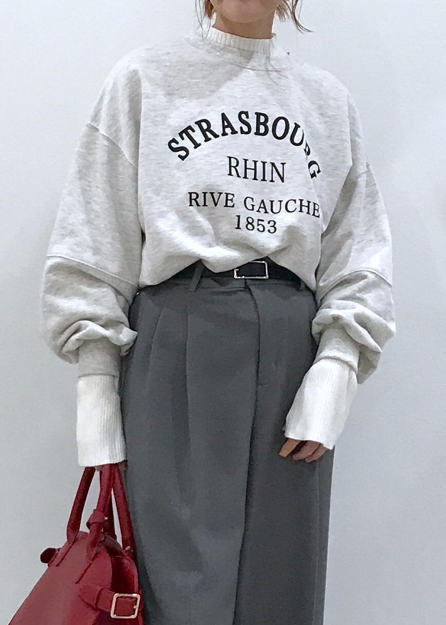 「シルバー、ロングブーツ、ホワイト、プルオーバー、長袖、レッド、クルーネック、プリント、ハイネック、グレー、ワイド、十分丈、ハイウエスト、タック、ストレート」｜「VISのビーズリボンピアス（ピアス（両耳用）、ブラック系）」を使った、はっちゃんさん（レディース・159cm）の秋コーディネートの7枚目の写真