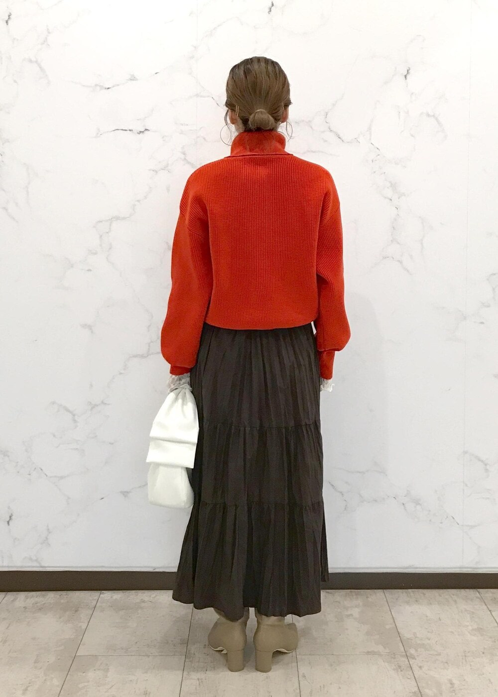 「きれいめカジュアル、初春コーデ、春コーデ、デートコーデ、お出かけコーデ、旅行コーデ、女子会コーデ、大人カジュアル、レイヤード、スカートスタイル、体型カバー、カジュアルコーデ、シンプルコーデ、ベーシック、VIS」｜「Juzeのワイドロングブーツ（ブーツ、ベージュ系）」を使った、はっちゃんさん（レディース・159cm）の冬コーディネートの3枚目の写真