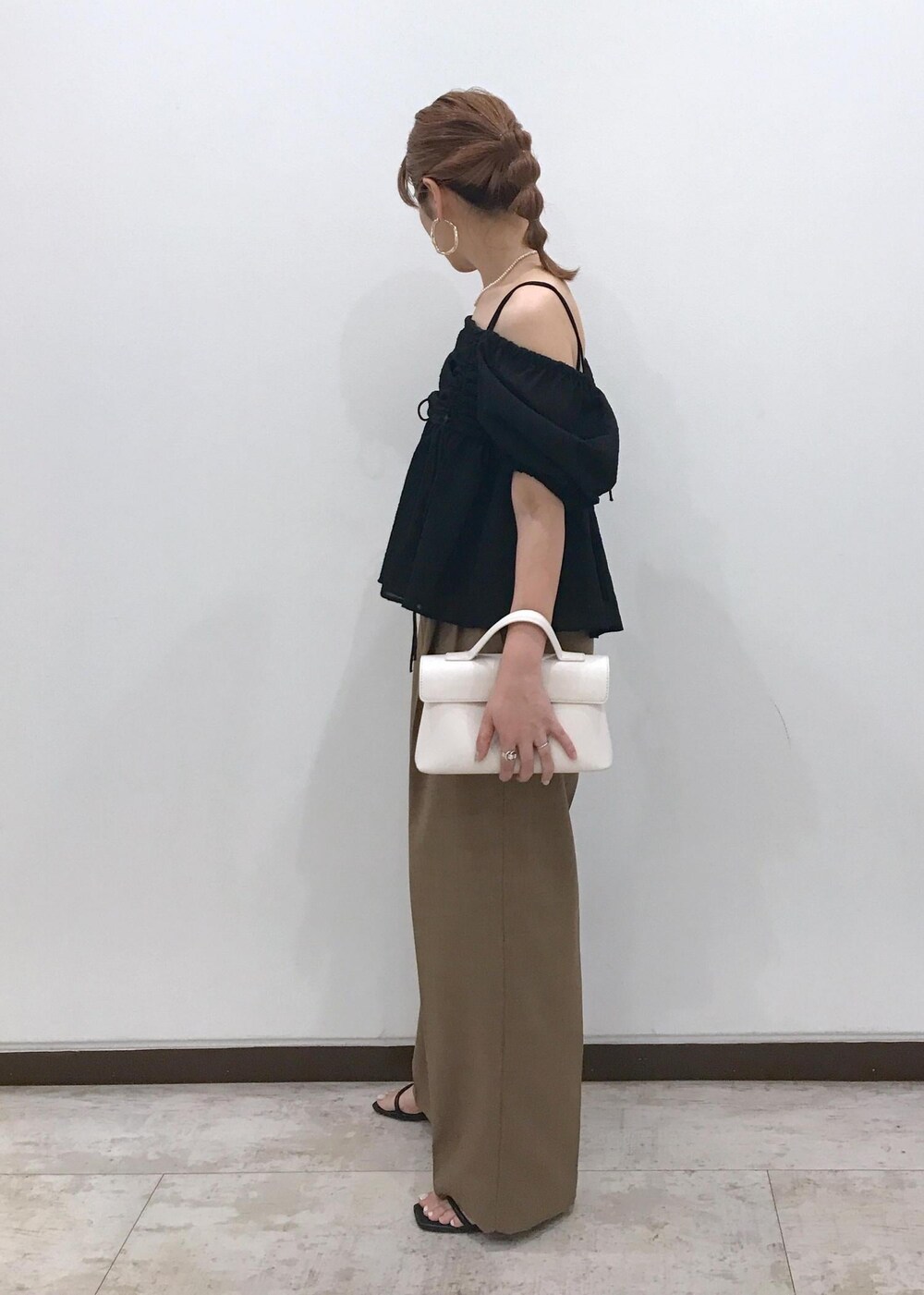 「きれいめカジュアル、夏ファッション、ブラウス、半袖、オフショルダー、ワイド、初夏コーデ、夏コーデ、デートコーデ、お出かけコーデ、旅行コーデ、アウトドアコーデ、女子会コーデ、大人カジュアル、パンツスタイル」｜「VISの【ご好評につき追加生産】【2WAY】ひねり金具ワンハンドルミニショルダーバッグ（ショルダーバッグ、ホワイト系）」を使った、はっちゃんさん（レディース・159cm）の夏コーディネートの2枚目の写真