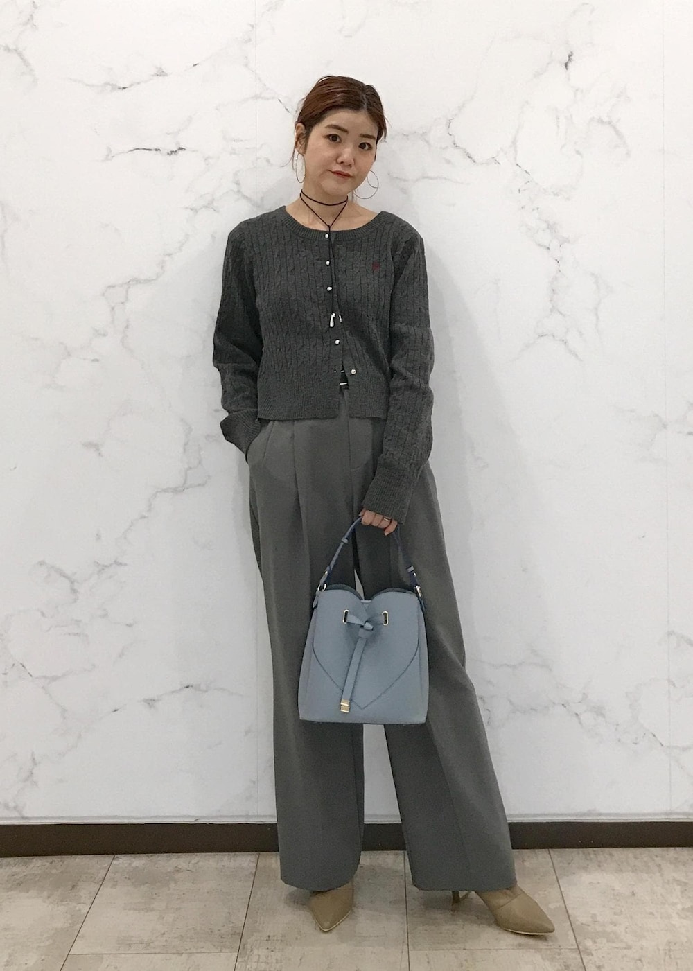 「きれいめカジュアル、ケーブルニット、冬アウター、ワイドパンツ、グレー、ブルー、ベージュ、ブラック、Wcoat_pickup、Wshoes_pickup、初春コーデ、初冬コーデ、冬コーデ、お仕事コーデ、授業参観日コーデ」｜「VISのメタルポイントラリエット（ネックレス、シルバー系）」を使った、はっちゃんさん（レディース・159cm）の冬コーディネートの9枚目の写真