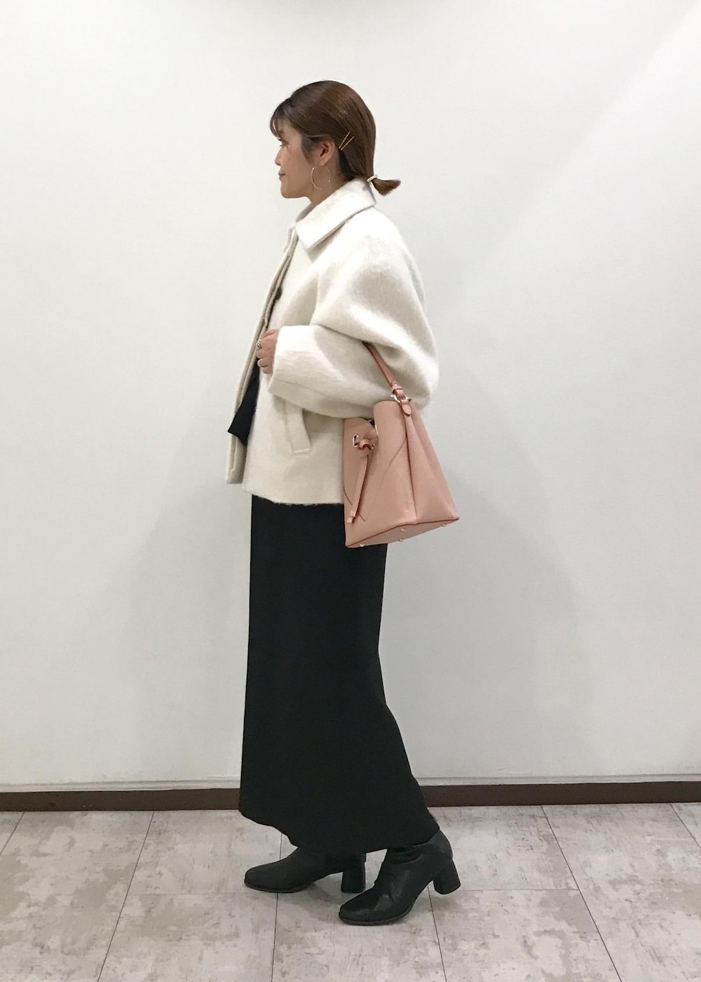 「羽織り、コート、ショートコート、シャギー、キャミワンピ、ペプラム、シャツ、ストライプ、ブラック、ホワイト、ピンク、ショートブーツ、ヒール、ハートバッグ、ブルべ冬」｜「VISの【ご好評につき追加生産】【2WAY】ハートカットバッグ（ショルダーバッグ、ピンク系）」を使った、はっちゃんさん（レディース・159cm）の秋コーディネートの2枚目の写真