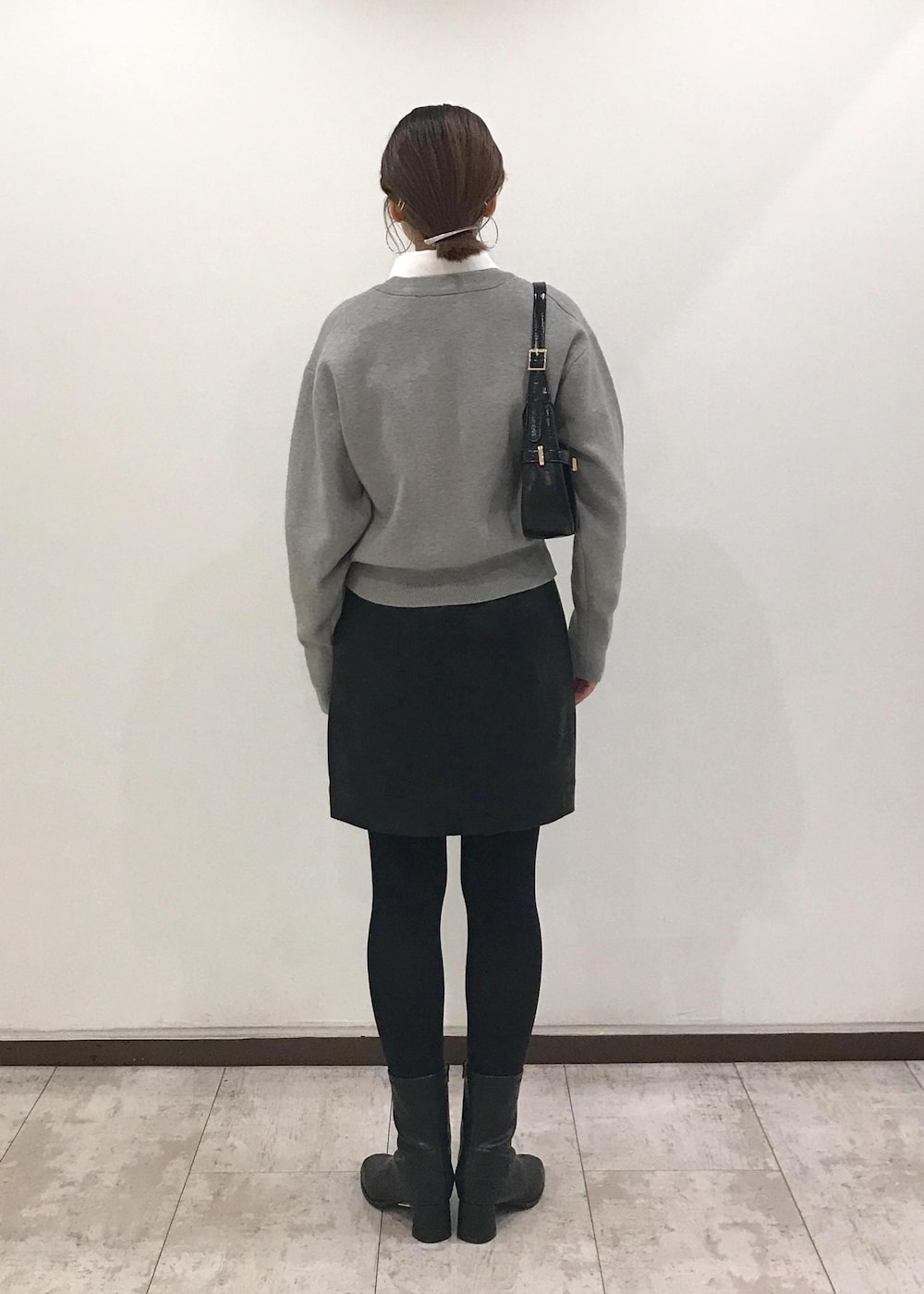 「ロゴニット、ニット、ロゴ、シャツ、シャーリング、ミニスカート、ミニスカ、ワンハンドルバッグ、ワンハンドル、ショートブーツ、グレー、ホワイト、ブラック、モノトーン、初秋コーデ」｜「VISのヴィンテージライク合皮ミニスカート（スカート、ブラック系）」を使った、はっちゃんさん（レディース・159cm）の秋コーディネートの3枚目の写真