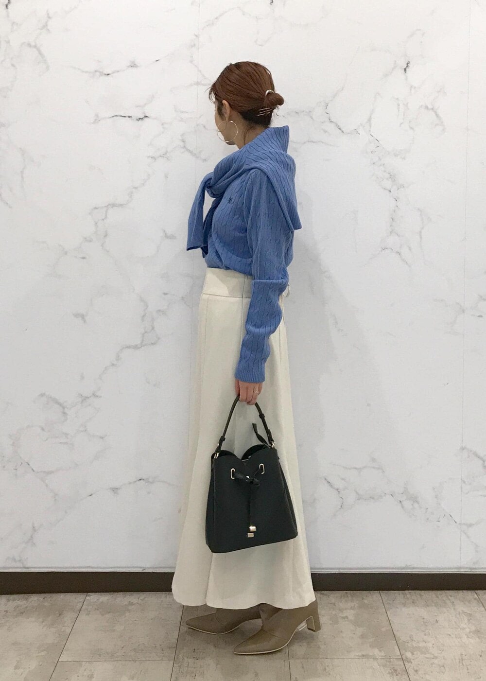 「きれいめカジュアル、ケーブルニット、マーメイドスカート、Pコート、ワンハンドルバッグ、ワンハンドル、ロングブーツ、サックス、ベージュ、ホワイト、ブラック、初春コーデ、初冬コーデ、冬コーデ、お仕事コーデ」｜「VISのメタルポイントラリエット（ネックレス、シルバー系）」を使った、はっちゃんさん（レディース・159cm）の冬コーディネートの2枚目の写真