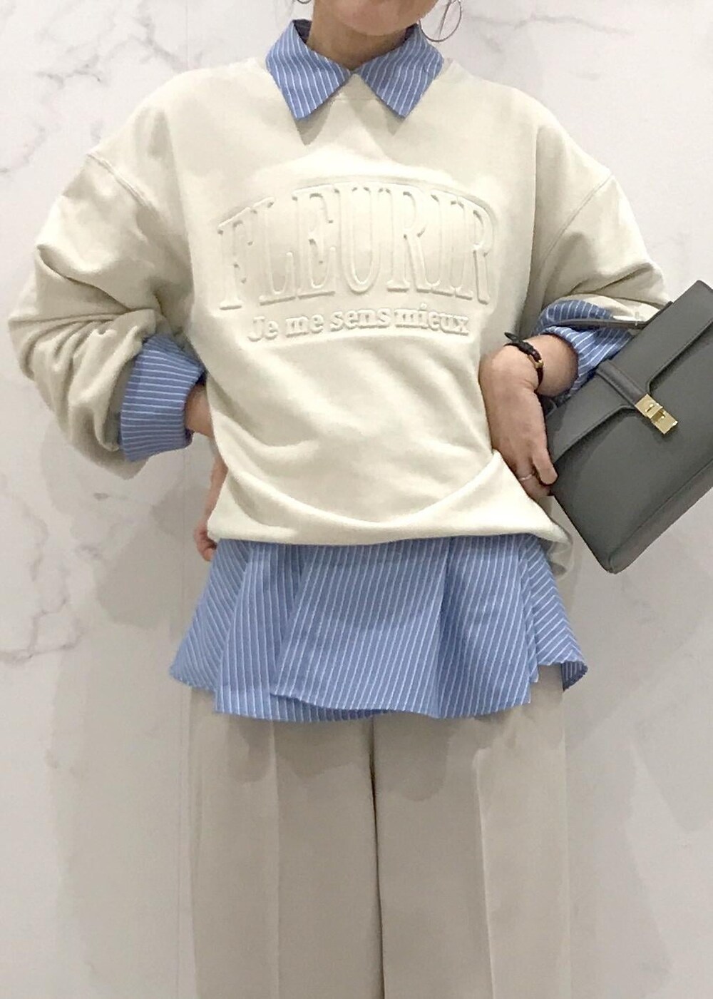 「スウェットコーデ、プレッピー、初春コーデ、春コーデ、デートコーデ、お出かけコーデ、旅行コーデ、女子会コーデ、大人カジュアル、パンツスタイル、体型カバー、カジュアルコーデ、VIS、ウェーブ、イエベ秋」｜「VISの【新色追加】ひねり金具ワンハンドルミニショルダーバッグ【2WAY（ショルダーバッグ、グレー系）」を使った、はっちゃんさん（レディース・159cm）の春コーディネートの7枚目の写真