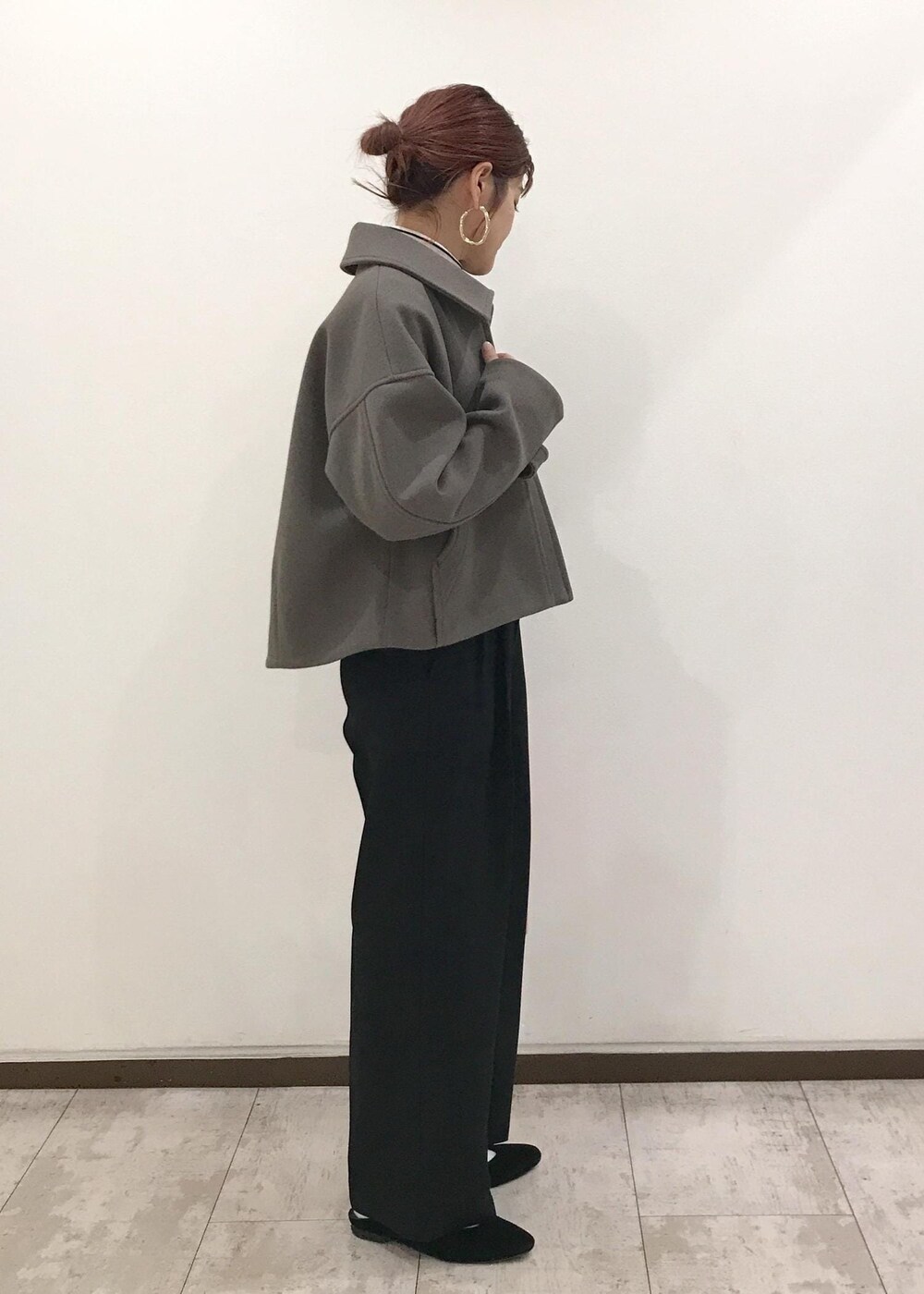 「きれいめカジュアル、ホワイト、ボーダー、ブラック、レッド、ブラウン、VIS_TIMESALE、赤、レイヤードスタイル、タートルネック、秋コーデ、初冬コーデ、冬コーデ、お仕事コーデ、デートコーデ」｜「VISのオーバルメタルフープピアス（ピアス（両耳用）、ゴールド系）」を使った、はっちゃんさん（レディース・159cm）の冬コーディネートの4枚目の写真