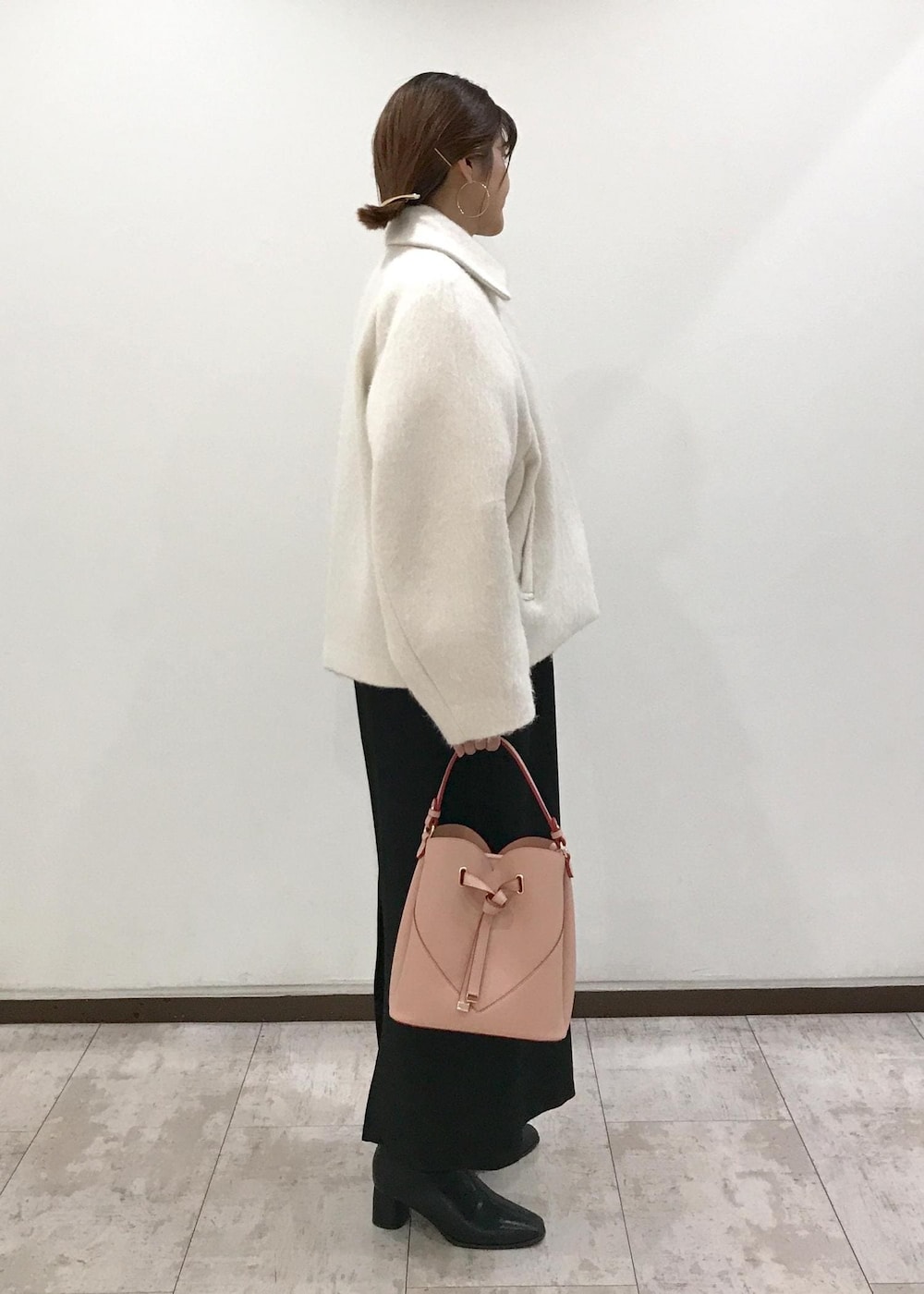 「羽織り、コート、ショートコート、シャギー、キャミワンピ、ペプラム、シャツ、ストライプ、ブラック、ホワイト、ピンク、ショートブーツ、ヒール、ハートバッグ、ブルべ冬」｜「VISの【ご好評につき追加生産】【2WAY】ハートカットバッグ（ショルダーバッグ、ピンク系）」を使った、はっちゃんさん（レディース・159cm）の秋コーディネートの4枚目の写真
