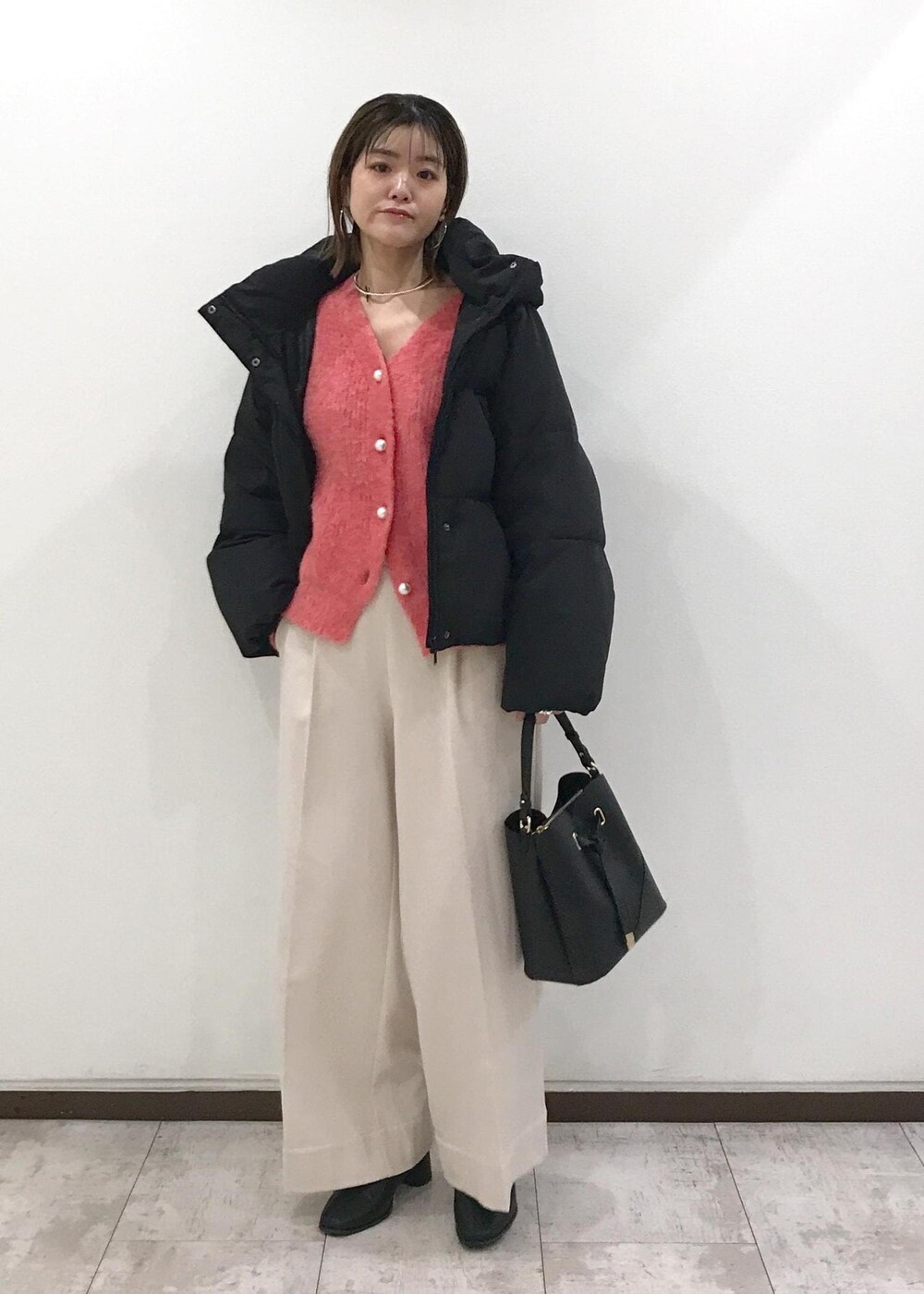 「きれいめカジュアル、ワイドパンツ、ダウンジャケット、ワンハンドルバッグ、ショートブーツ、ピアス、レッド、ホワイト、ブラック、ゴールド、忘年会、秋コーデ、初冬コーデ、冬コーデ、お仕事コーデ」｜「Juzeのストレッチヒールショートブーツ（ブーツ、ブラック系）」を使った、はっちゃんさん（レディース・159cm）の冬コーディネートの10枚目の写真