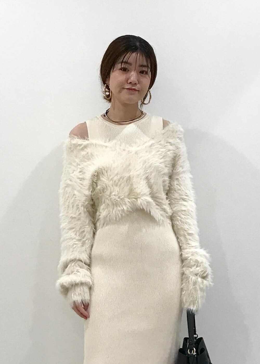 「ホワイトコーデ、忘年会、ニットワンピース、ロングブーツ、パール、ピアス、ホワイト、ブラック、ベージュ、ゴールド、初冬コーデ、冬コーデ、デートコーデ、お出かけコーデ、旅行コーデ」｜「VISのオーバルメタルフープピアス（ピアス（両耳用）、ゴールド系）」を使った、はっちゃんさん（レディース・159cm）の冬コーディネートの5枚目の写真