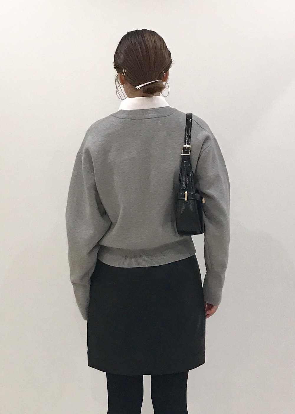 「ロゴニット、ニット、ロゴ、シャツ、シャーリング、ミニスカート、ミニスカ、ワンハンドルバッグ、ワンハンドル、ショートブーツ、グレー、ホワイト、ブラック、モノトーン、初秋コーデ」｜「VISのヴィンテージライク合皮ミニスカート（スカート、ブラック系）」を使った、はっちゃんさん（レディース・159cm）の秋コーディネートの8枚目の写真