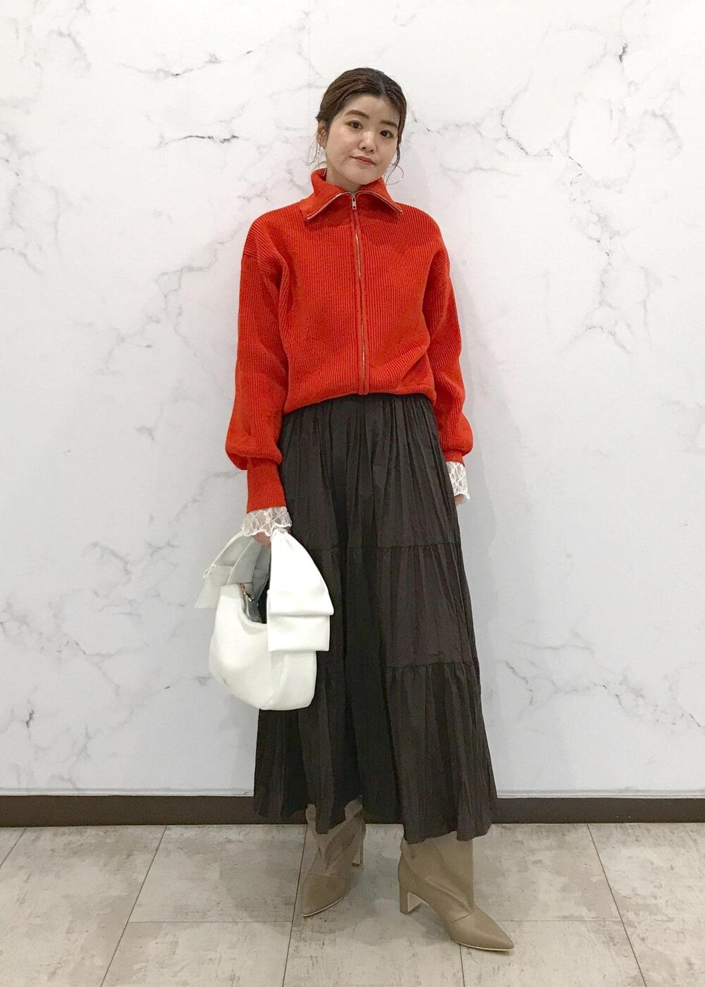「きれいめカジュアル、初春コーデ、春コーデ、デートコーデ、お出かけコーデ、旅行コーデ、女子会コーデ、大人カジュアル、レイヤード、スカートスタイル、体型カバー、カジュアルコーデ、シンプルコーデ、ベーシック、VIS」｜「Juzeのワイドロングブーツ（ブーツ、ベージュ系）」を使った、はっちゃんさん（レディース・159cm）の冬コーディネートの5枚目の写真