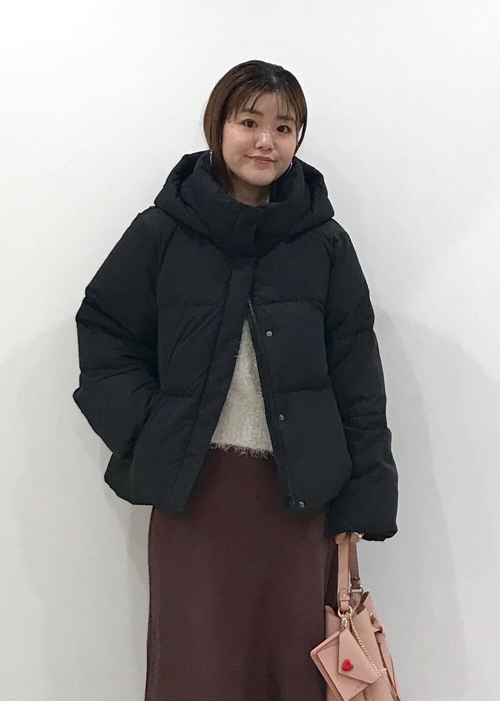 「ダウン、グリーンダウン、ショートダウン、ラメニット、ニットプルオーバー、スカート、シャイニースカート、ロングスカート、ショートブーツ、ブーツ、ハートバッグ、ハートカットバッグ、チャーム、カードケース、バッグチャーム」｜「Juzeのストレッチヒールショートブーツ（ブーツ、ブラック系）」を使った、はっちゃんさん（レディース・159cm）の秋コーディネートの3枚目の写真