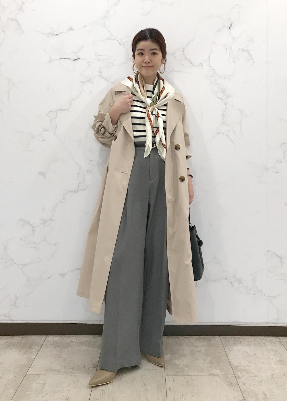 「きれいめカジュアル、スカーフ、スカーフアレンジ、スカーフスタイル、VISスカーフスタイリング、初春コーデ、春コーデ、お仕事コーデ、授業参観日コーデ、デートコーデ、お出かけコーデ、旅行コーデ、女子会コーデ、大人カジュアル、レイヤード」｜「VISのオーバルメタルフープピアス（ピアス（両耳用）、ゴールド系）」を使った、はっちゃんさん（レディース・159cm）の冬コーディネートの4枚目の写真