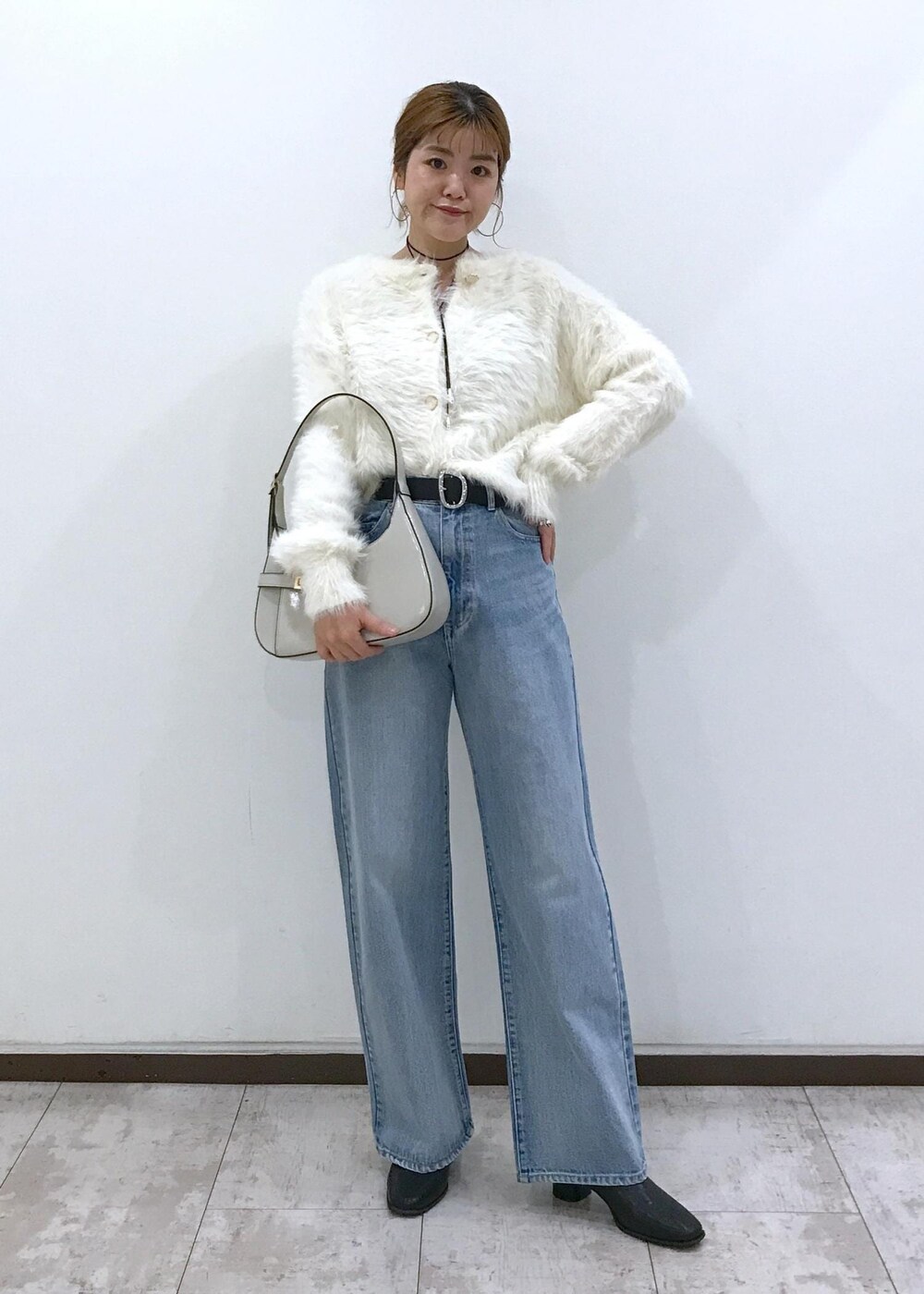 「ホワイト、ブルー、ブラック、羽織り、デニム、ワンハンドル、ワンハンドルバッグ、ショートブーツ、チョーカー、初秋コーデ、秋コーデ、初冬コーデ、冬コーデ、お仕事コーデ、デートコーデ」｜「VISのメタルポイントラリエット（ネックレス、シルバー系）」を使った、はっちゃんさん（レディース・159cm）の秋コーディネートの5枚目の写真