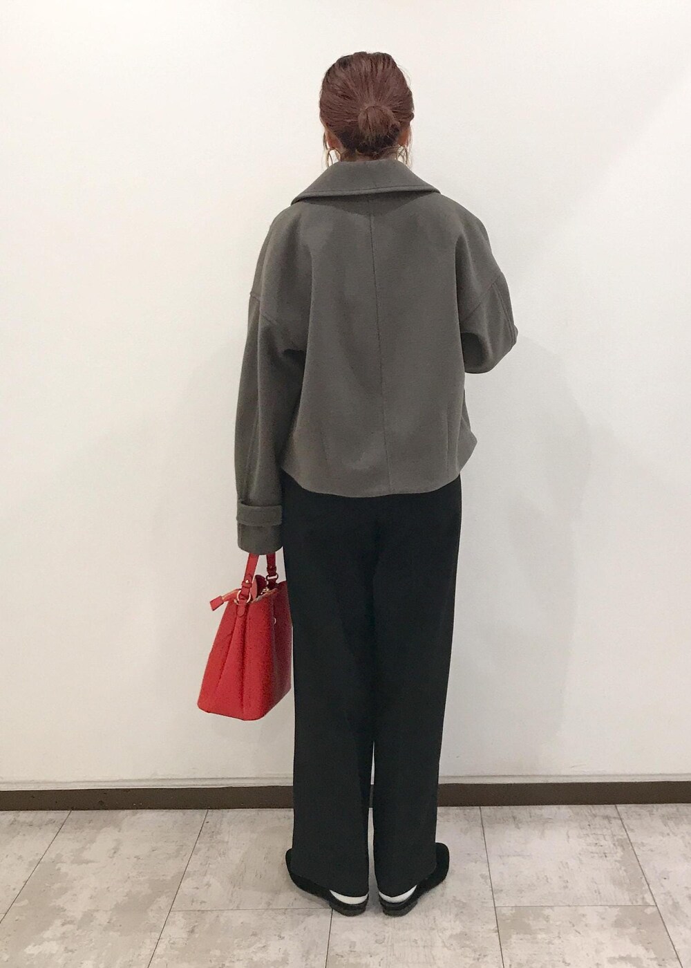 「きれいめカジュアル、ホワイト、ボーダー、ブラック、レッド、ブラウン、VIS_TIMESALE、赤、レイヤードスタイル、タートルネック、秋コーデ、初冬コーデ、冬コーデ、お仕事コーデ、デートコーデ」｜「VISのオーバルメタルフープピアス（ピアス（両耳用）、ゴールド系）」を使った、はっちゃんさん（レディース・159cm）の冬コーディネートの3枚目の写真