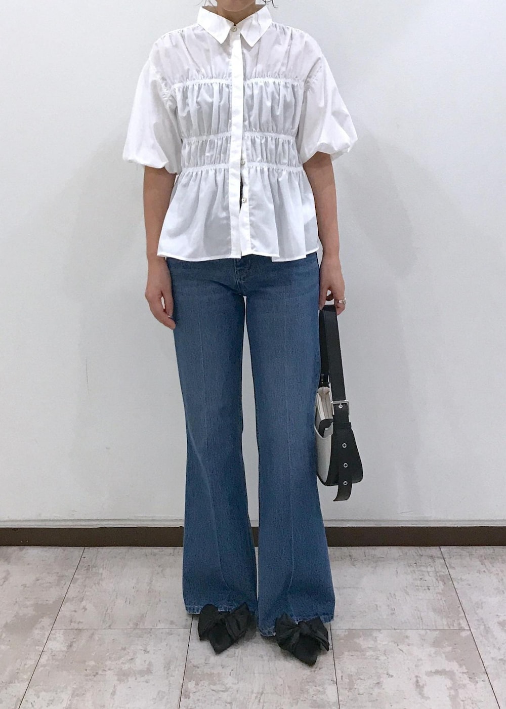 「アンサンブル、VIS、ウェーブ、ブルべ冬、低身長、トップス、シャツ/ブラウス、パンツ、デニムパンツ、ヘアアクセサリー、シュシュ、BVH54050、BVK54010、BVS74500、BVZ44100」｜「CIMARRONの【CIMARRON】VIS別注フレアデニム（デニムパンツ、ブルー系）」を使った、はっちゃんさん（レディース・159cm）の夏コーディネートの5枚目の写真
