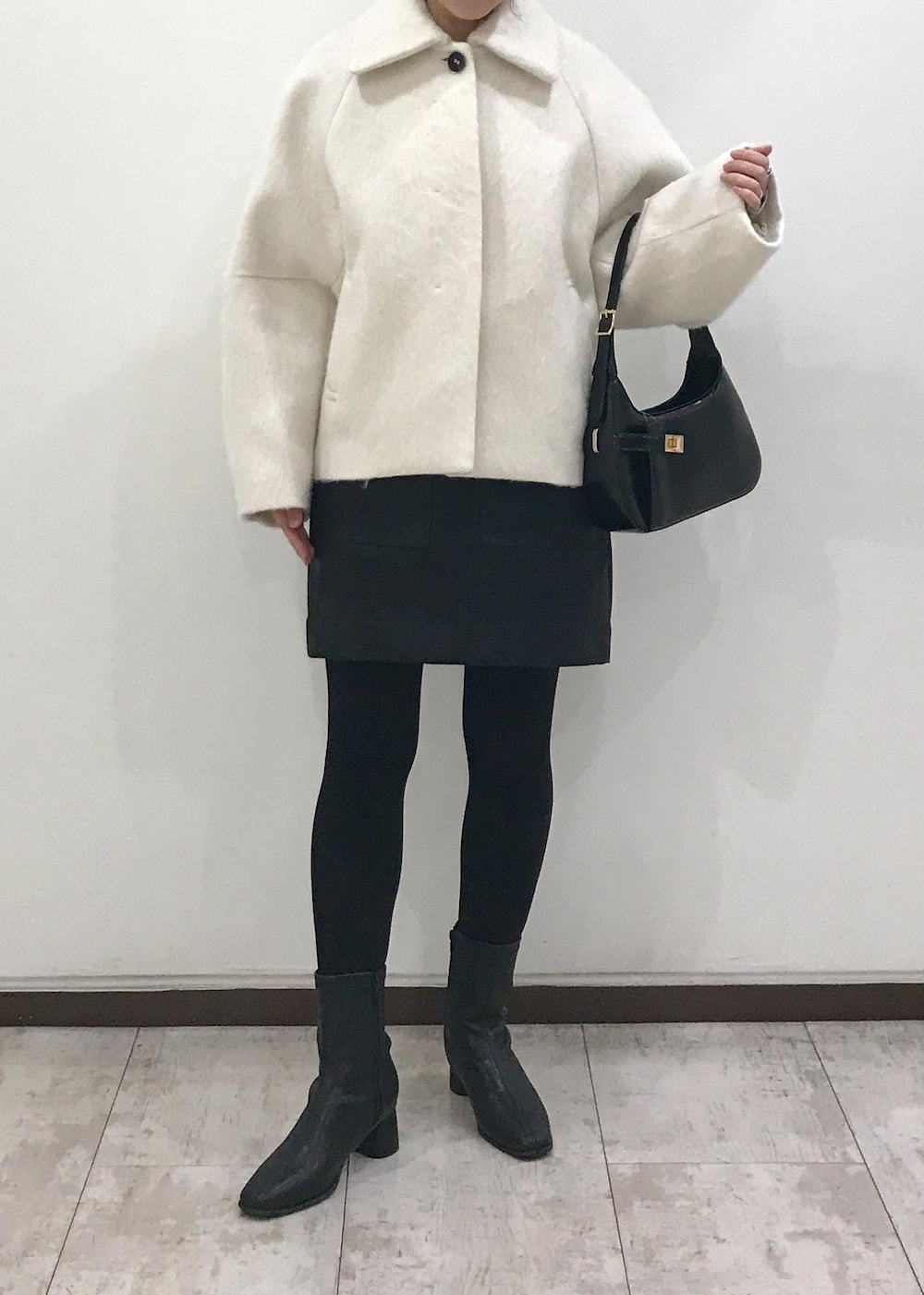 「コート、ショートコート、ロゴニット、ニット、ロゴ、シャーリングシャツ、ミニスカート、ワンハンドルバッグ、ショートブーツ、レイヤードコーデ、秋コーデ、初冬コーデ、冬コーデ、お仕事コーデ、デートコーデ」｜「Juzeのストレッチヒールショートブーツ（ブーツ、ブラック系）」を使った、はっちゃんさん（レディース・159cm）の冬コーディネートの8枚目の写真