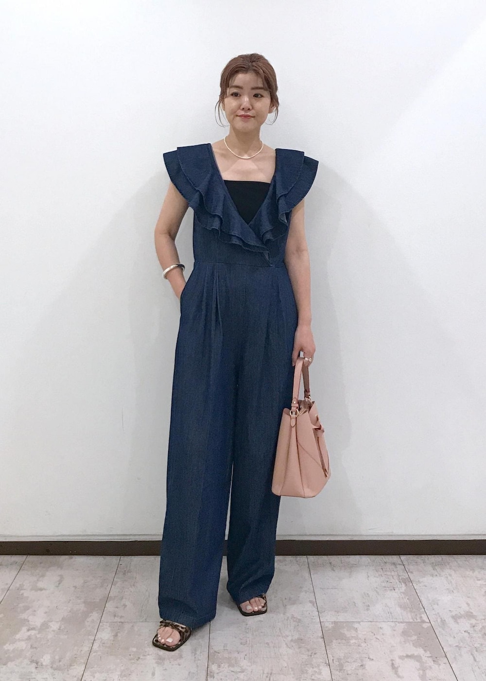 「ハートバッグ、ワンハンドル、フラットサンダル、リボンサンダル、レオパード、ショルダーバッグ、ピンク、デニム、ネイビー、ワイド、オールインワン、サロペット、ブラック、夏コーデ、初秋コーデ」｜「Juzeのダブルサテンリボンサンダル（サンダル、その他）」を使った、はっちゃんさん（レディース・159cm）の夏コーディネートの10枚目の写真