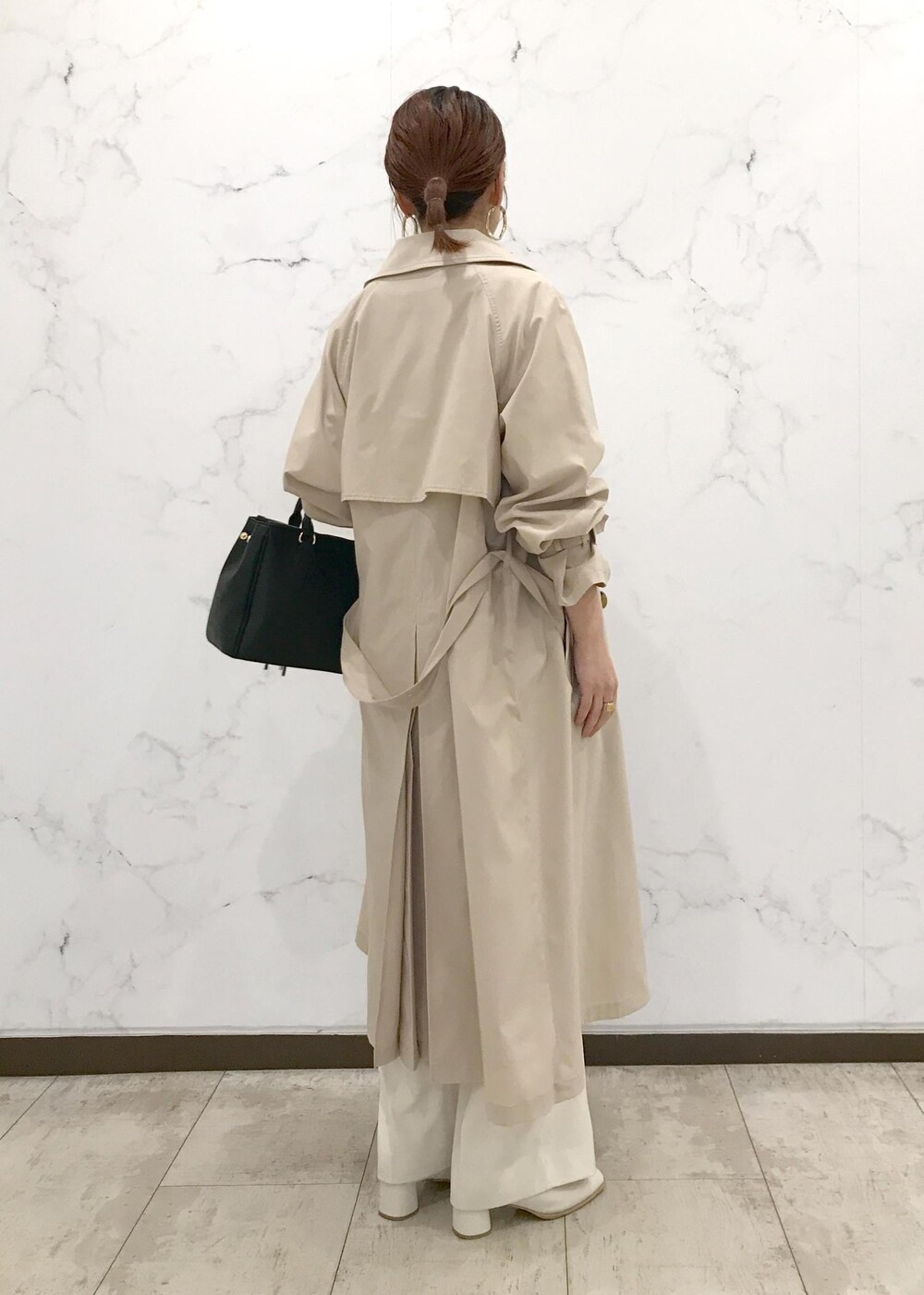 「きれいめカジュアル、トレンチ、初春コーデ、春コーデ、お仕事コーデ、授業参観日コーデ、デートコーデ、お出かけコーデ、旅行コーデ、女子会コーデ、大人カジュアル、パンツスタイル、体型カバー、カジュアルコーデ、きれいめコーデ」｜「VISのオーバルメタルフープピアス（ピアス（両耳用）、ゴールド系）」を使った、はっちゃんさん（レディース・159cm）の冬コーディネートの5枚目の写真