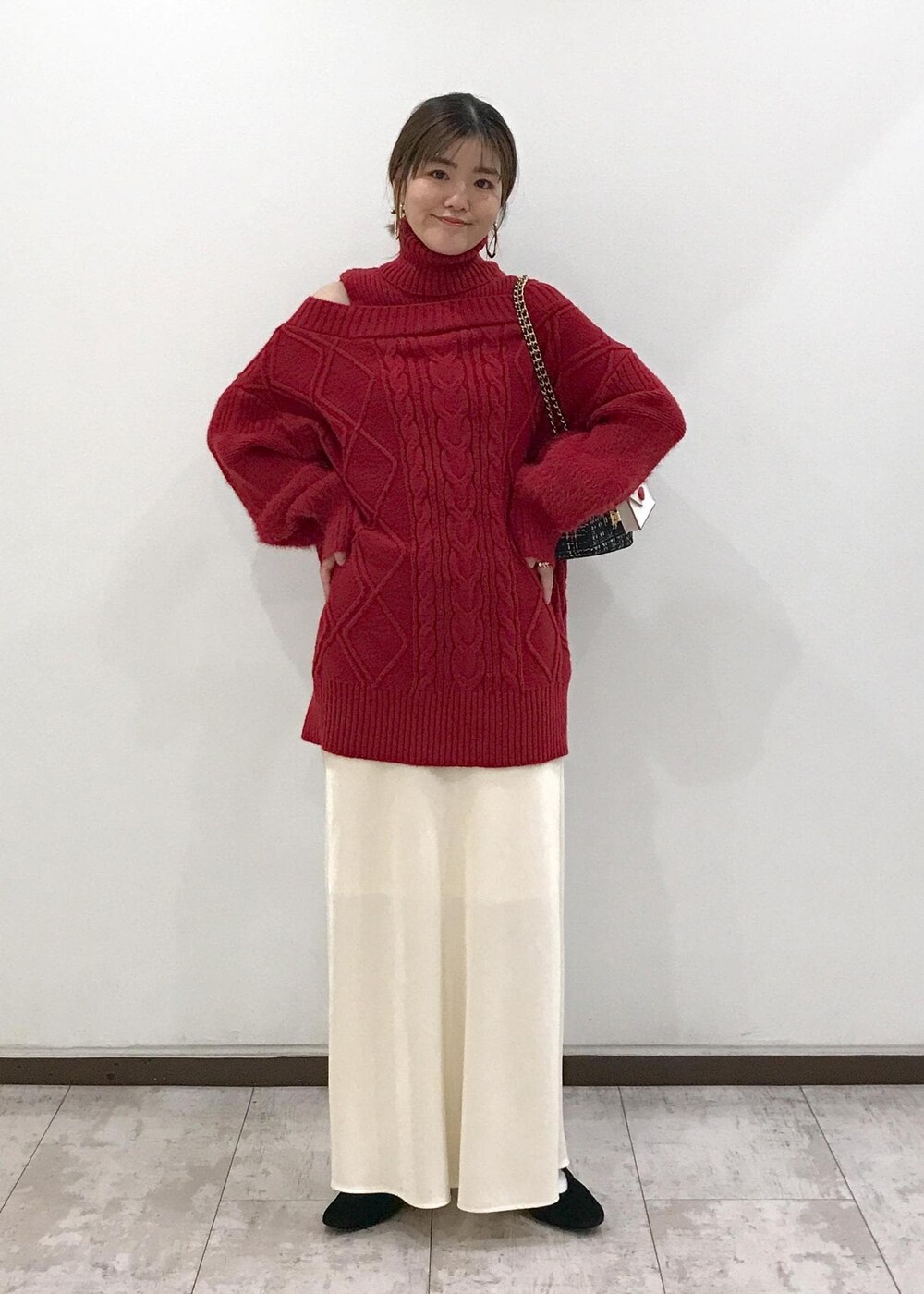 「ニットワンピース、タートルネック、ロングスカート、チェーンバッグ、ハートカットバッグ、ニット、秋コーデ、初冬コーデ、冬コーデ、デートコーデ、お出かけコーデ、旅行コーデ、クリスマスコーデ、お正月・初詣コーデ、女子会コーデ」｜「VISのオーバルメタルフープピアス（ピアス（両耳用）、ゴールド系）」を使った、はっちゃんさん（レディース・159cm）の秋コーディネートの9枚目の写真