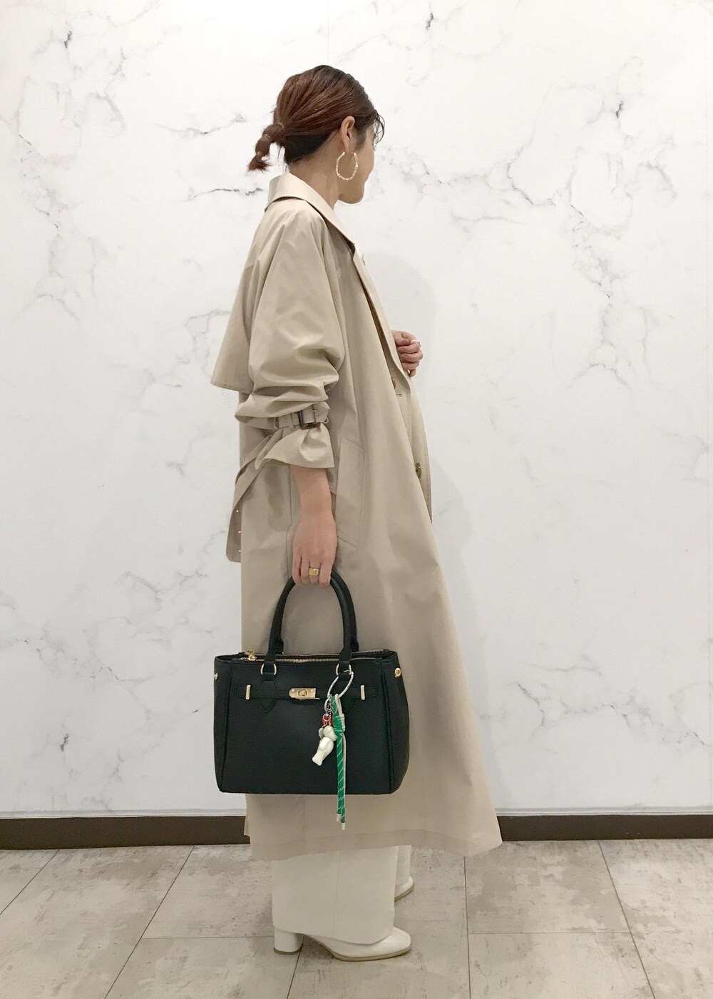 「きれいめカジュアル、トレンチ、初春コーデ、春コーデ、お仕事コーデ、授業参観日コーデ、デートコーデ、お出かけコーデ、旅行コーデ、女子会コーデ、大人カジュアル、パンツスタイル、体型カバー、カジュアルコーデ、きれいめコーデ」｜「VISのオーバルメタルフープピアス（ピアス（両耳用）、ゴールド系）」を使った、はっちゃんさん（レディース・159cm）の冬コーディネートの6枚目の写真